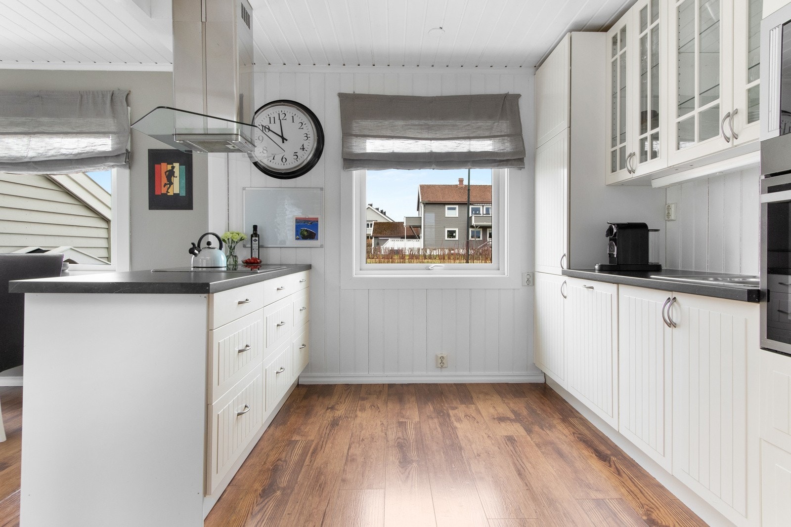 Kjøkkeninnredningen var ny i 2005 og er fra Ikea. Den er bygget langs én vegg, i tillegg er det halvøy som avgrensing mot stuen. Galleribilde