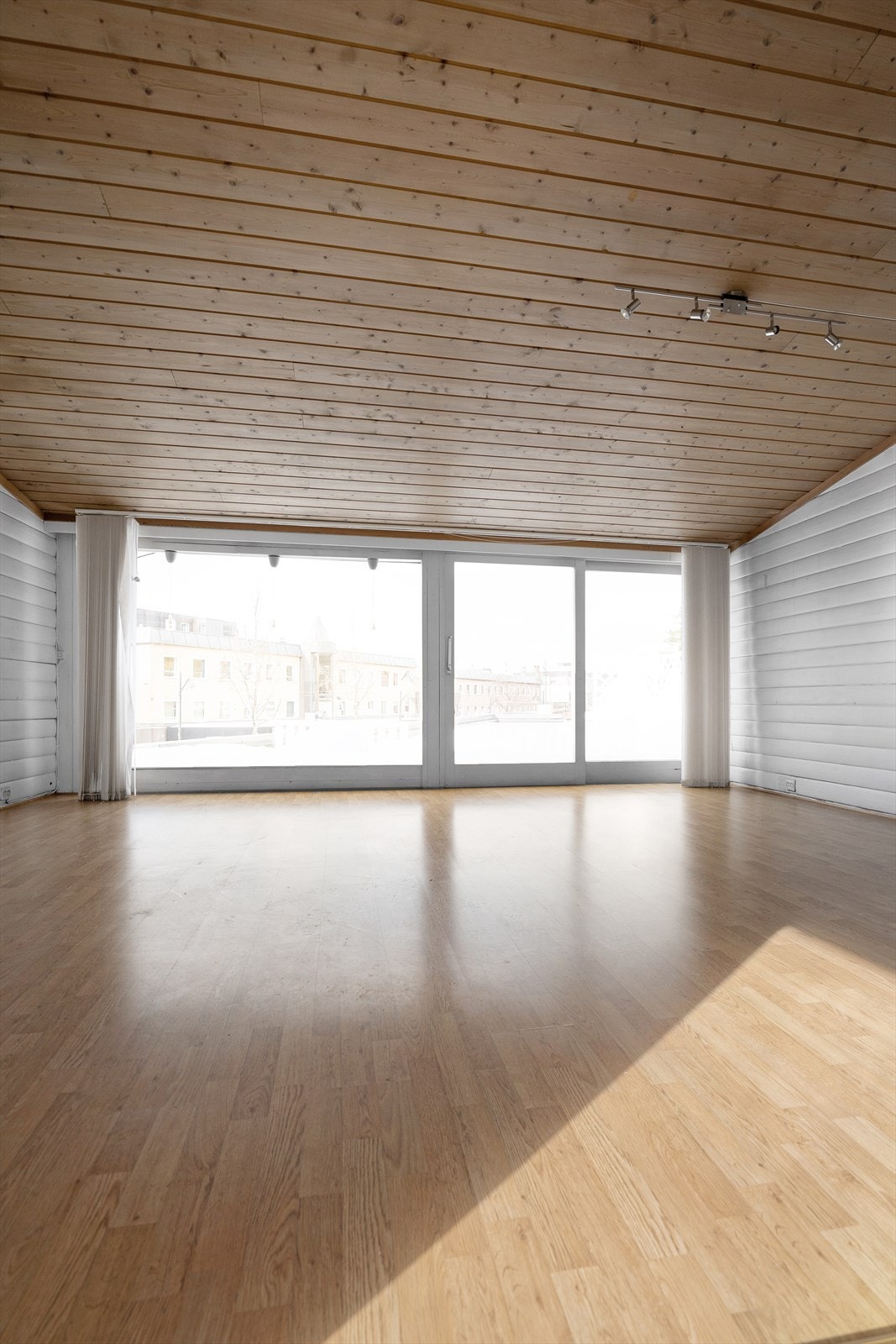 Leiligheten ligger i byggets 2. etasje og inneholder i dag bla. 3 stuer og 3 soverom. Galleribilde