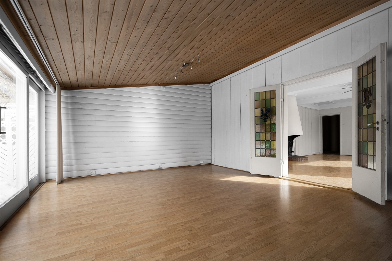 Stuen har ekstra takhøyde som bidrar til en god og luftig romfølelse. Galleribilde