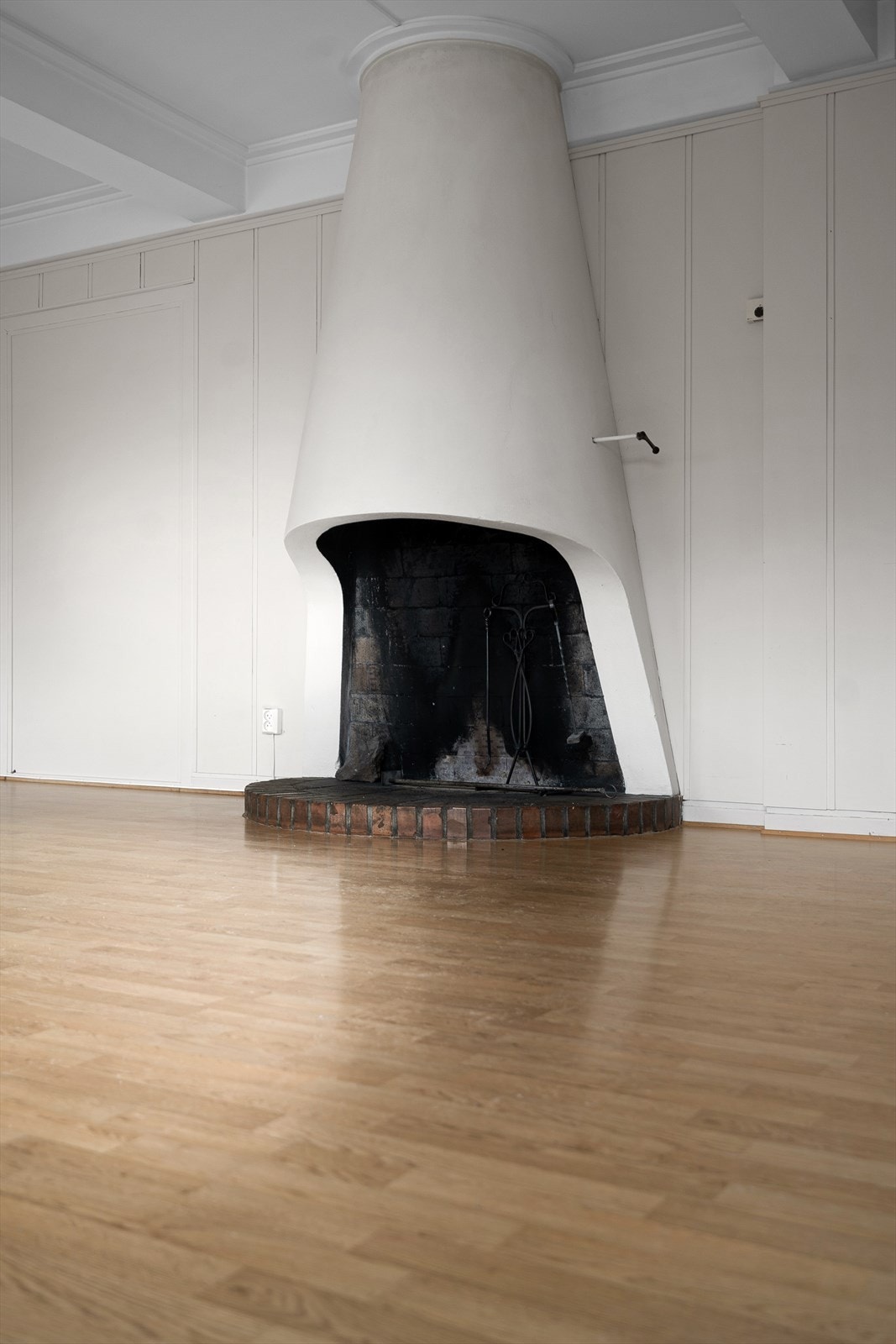 Som et midtpunkt i stuen er det en åpen peis. Det må monteres ildfast plate under/foran ildsted. Galleribilde