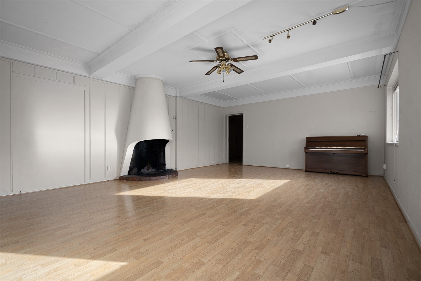 Stuen har to vindusflater som slipper inn fint lys. Galleribilde