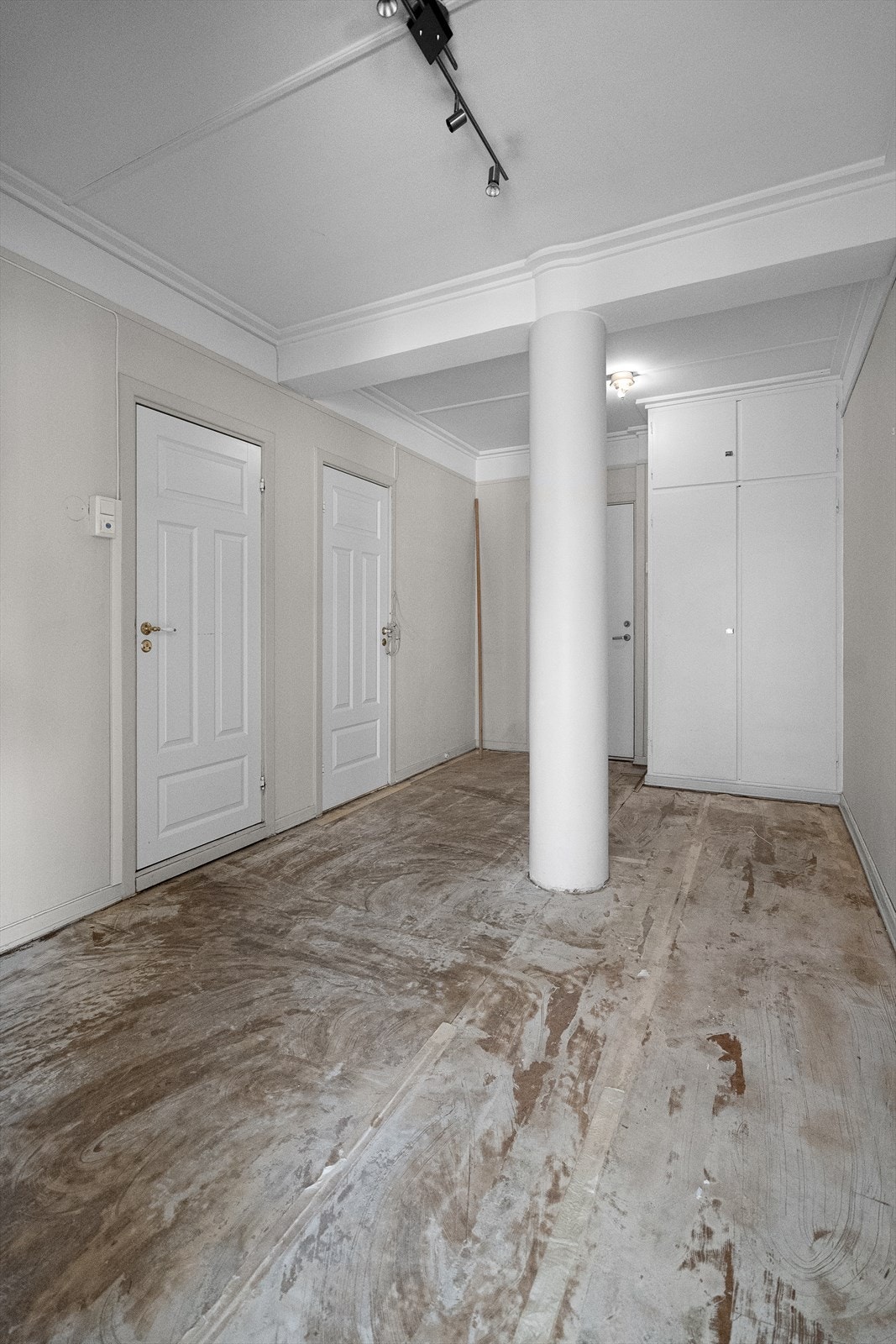 Leilighet har tidligere hatt vannskade og overflater på gulv ble fjernet i flere rom. Takstmann opplyser at overflater var tørre ved befaring unntatt på ene soverom. Det er nå lagt nytt gulv. Galleribilde