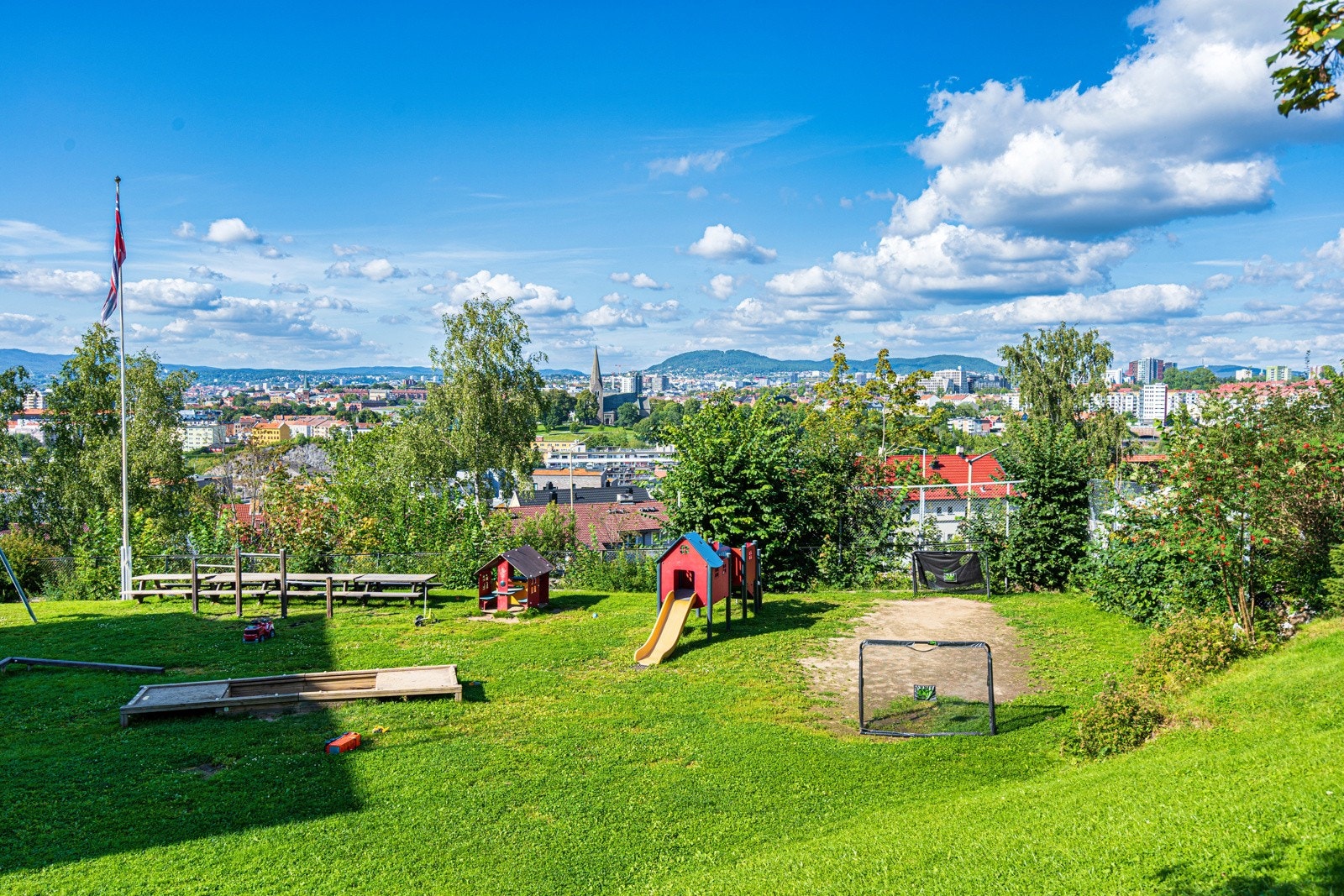 Borettslagets fellesarealer er flott opparbeidet med blant annet fin lekeplass. Galleribilde