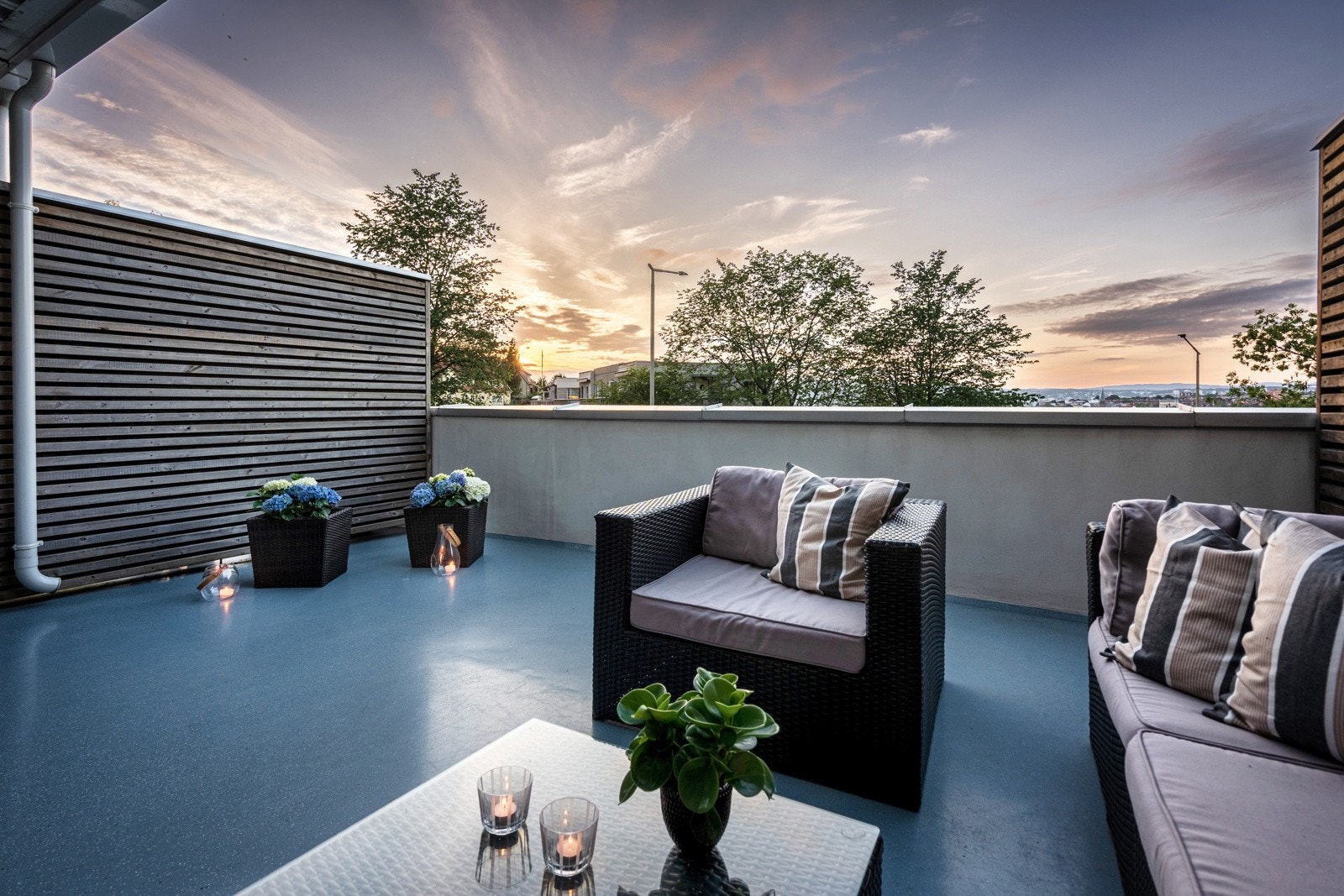 Leiligheten har fantastiske uteplasser med balkong i 1 etasje og romslig terrasse i underetasje med unik utsikt mot byen. Galleribilde