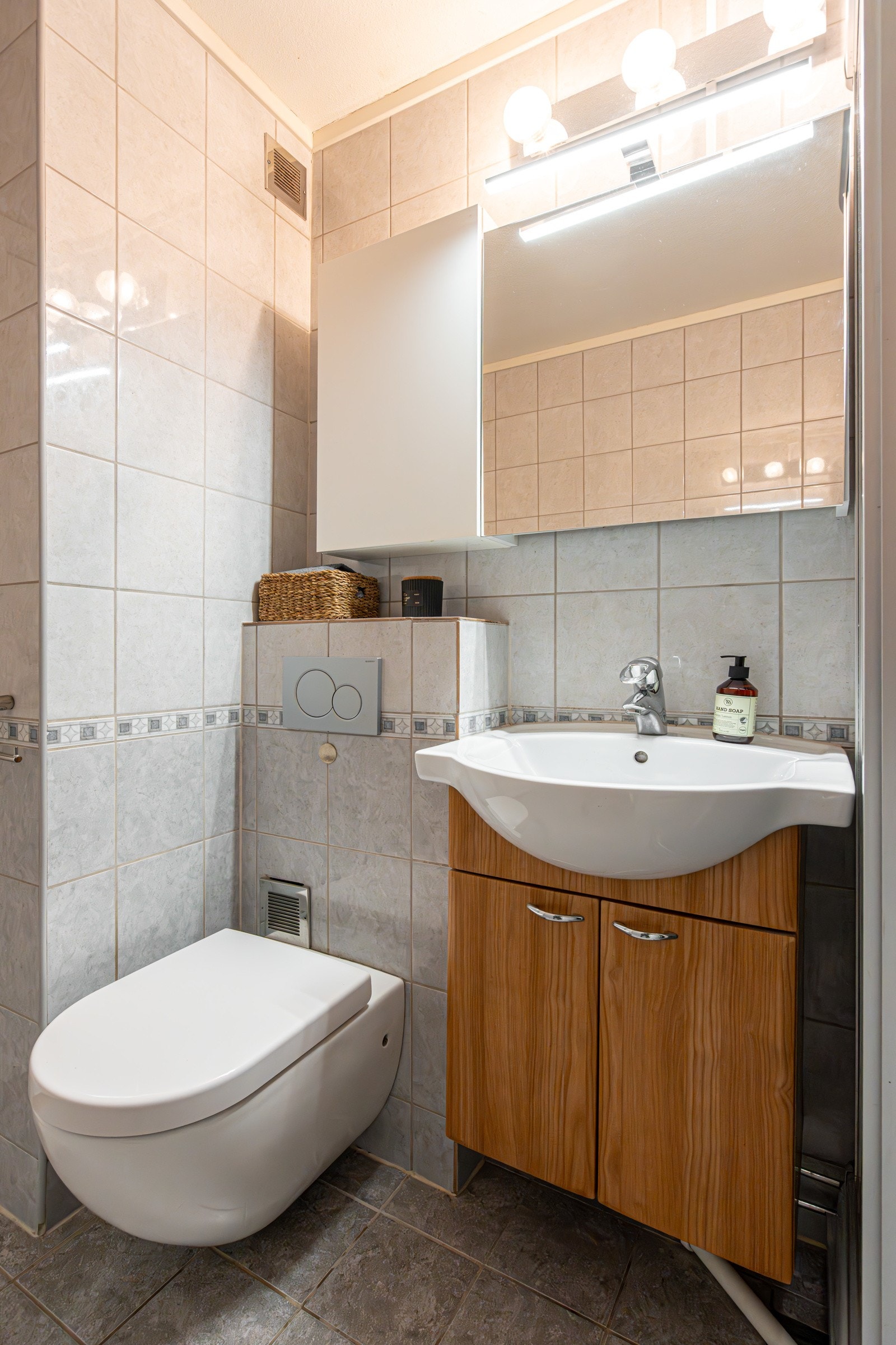 Badet er forøvrig utstyrt med veggmontert toalett og dusjkabinett. Opplegg for vaskemaskin. Galleribilde