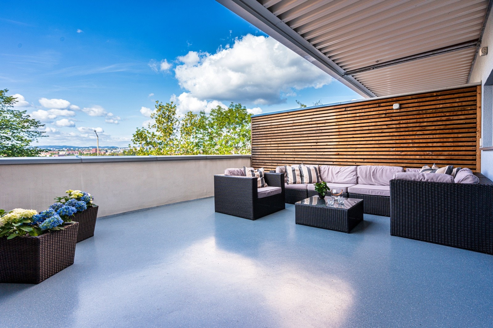 Blokken ligger i skrånende terreng. I underetasjen er det stor, dels overbygget terrasse. Galleribilde