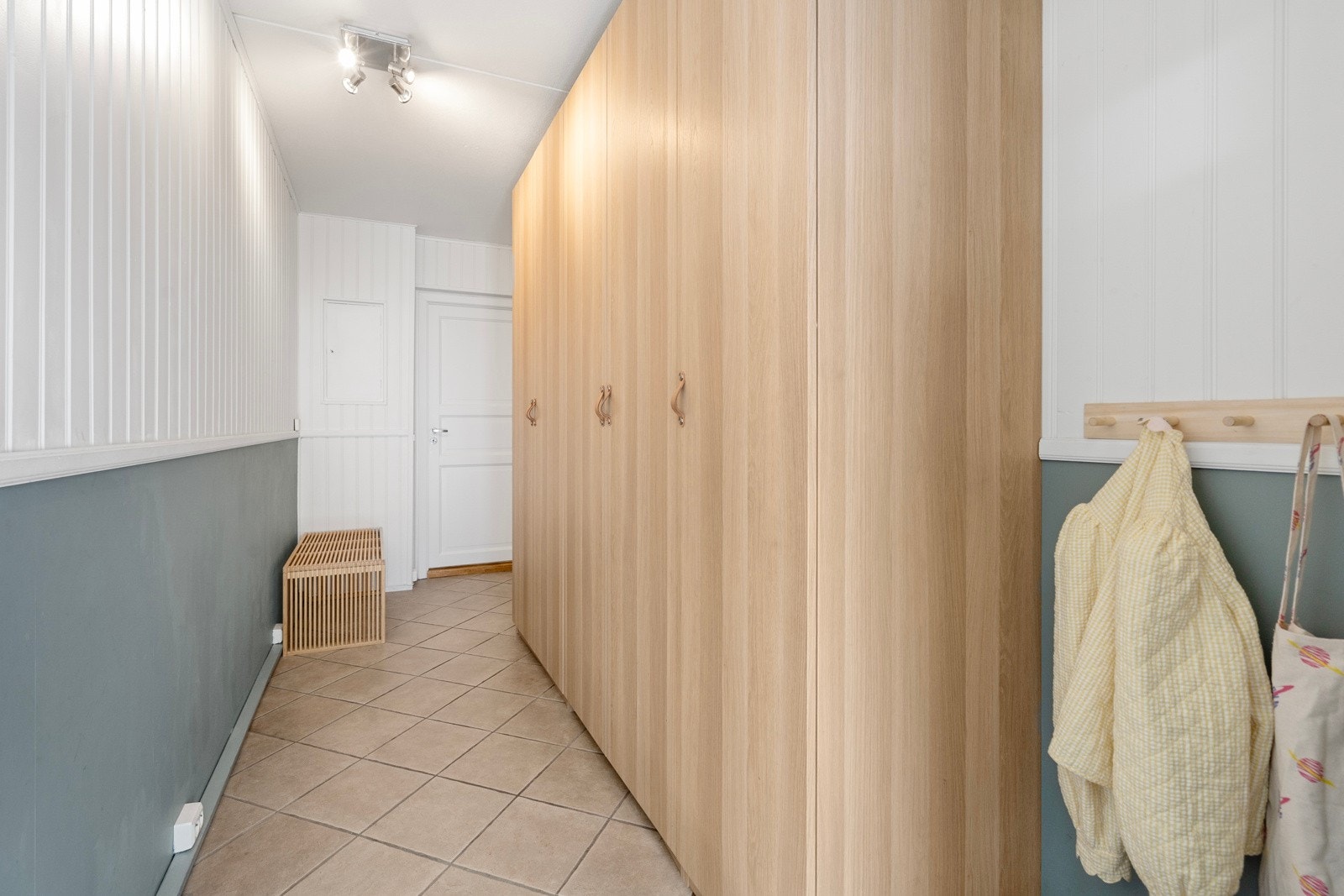 Romslig entré med garderobeskap og god plass til sko og yttertøy. Galleribilde