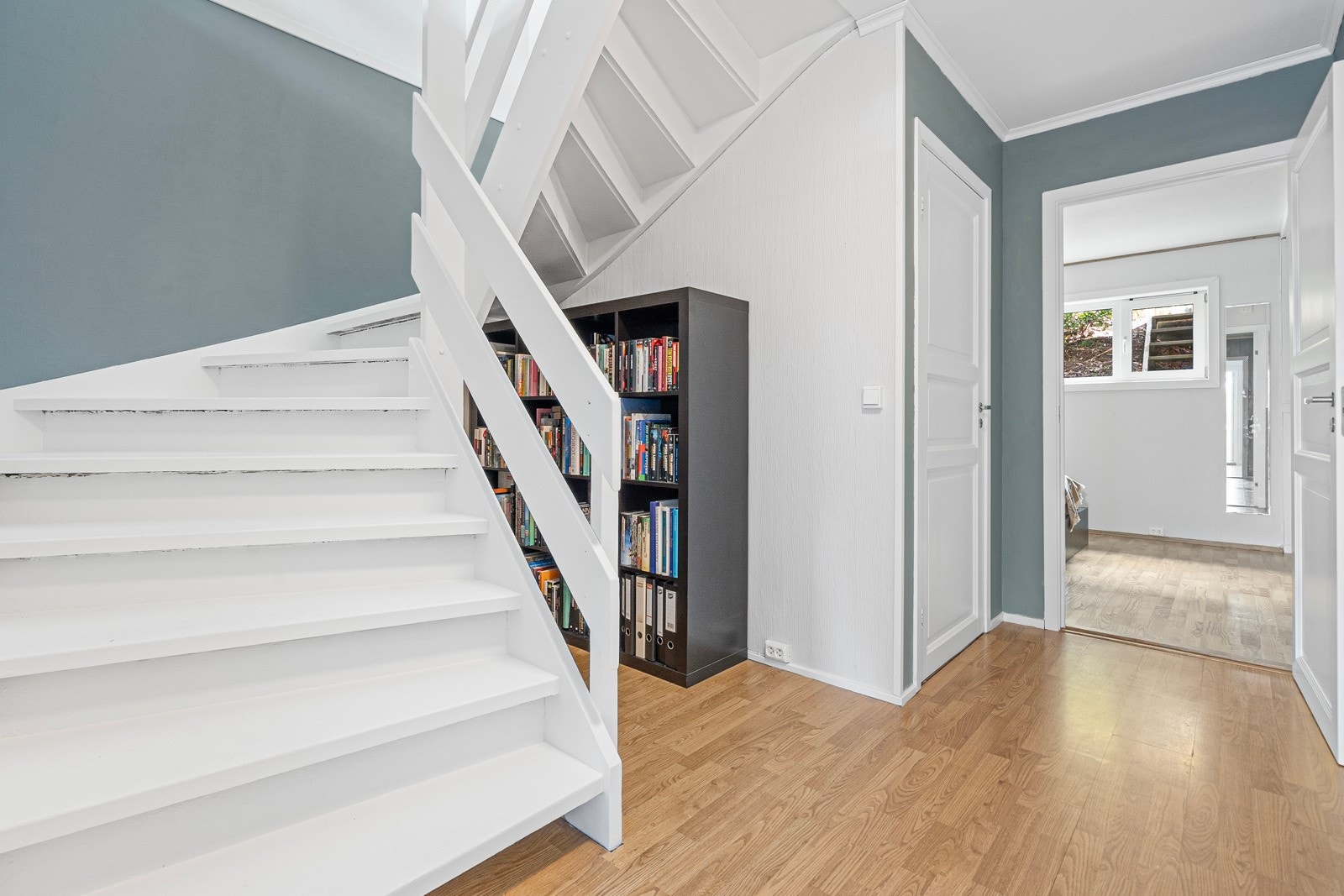 Trappen er nymalt sommer 2024. Galleribilde