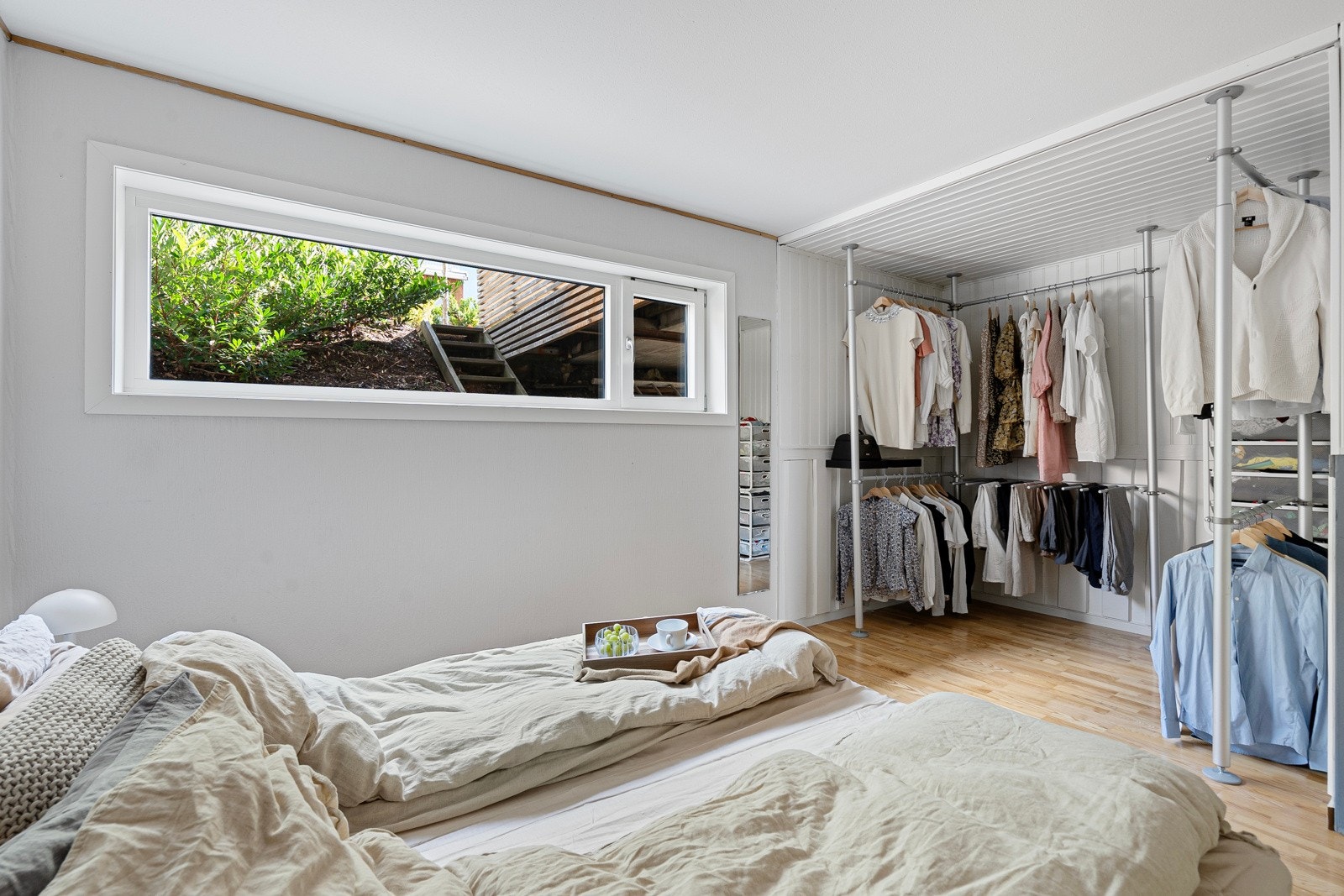Tidligere innebod er åpnet opp for å etablere en åpen garderobe. Galleribilde