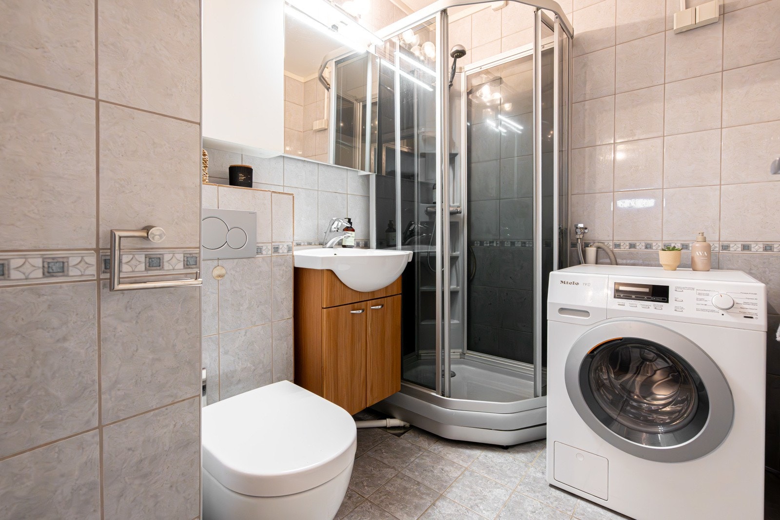 Badet i første etasje har fliser på gulv og vegger og varmekabler. Galleribilde