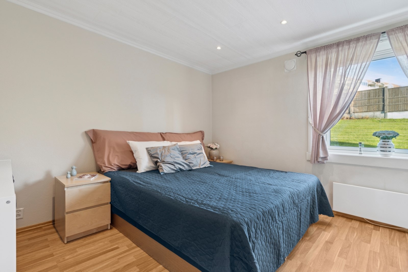 Leiligheten byr på to gode soverom malt i behagelige farger. Hovedsoverommet er av god størrelse med plass til dobbeltseng og tilhørende møblement. Galleribilde