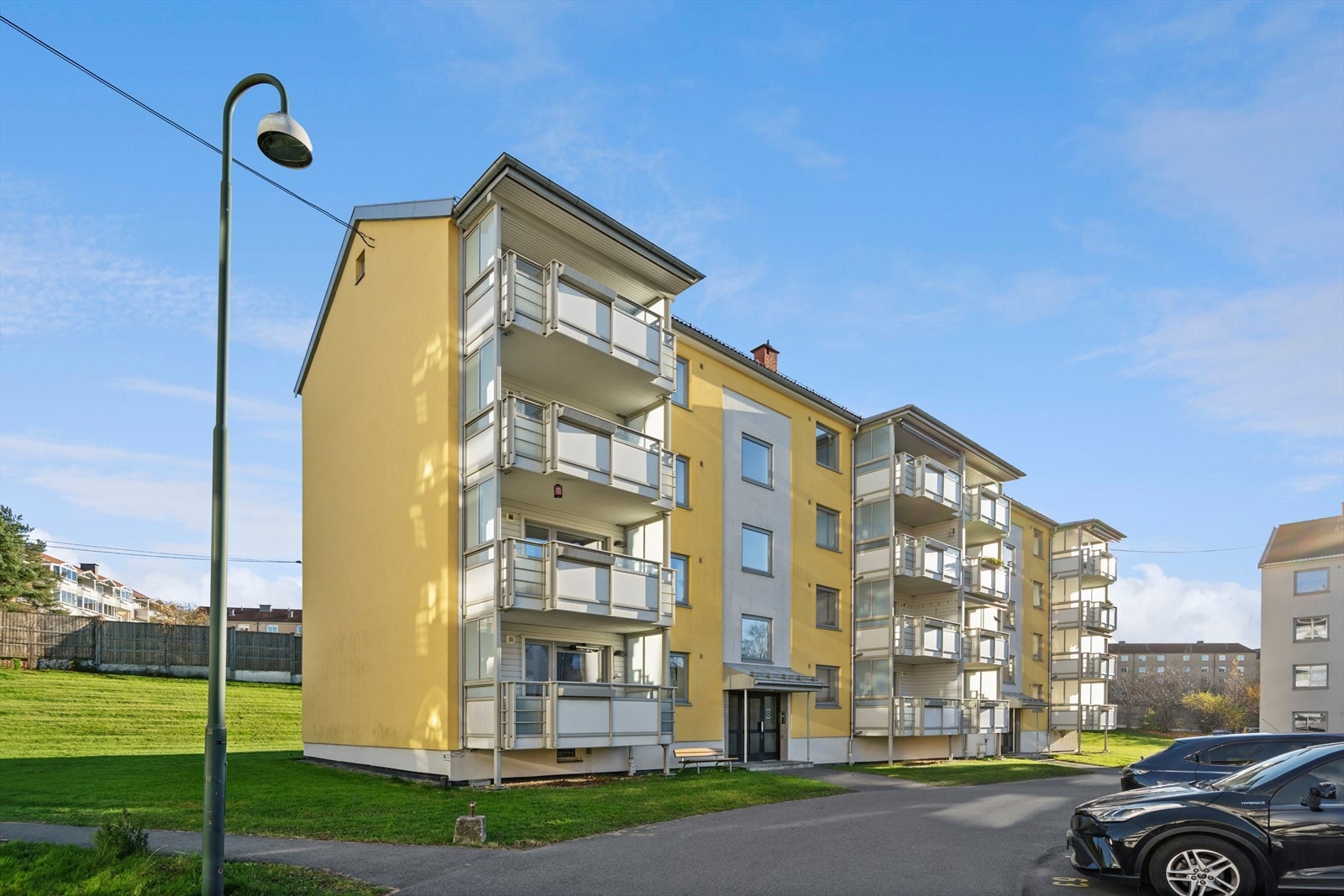 Leiligheten er beliggende i blokkens første etasje i Bjerkehaugen Borettslag - et prisbelønnet borettslag bestående av 232 andelsleiligheter. Galleribilde