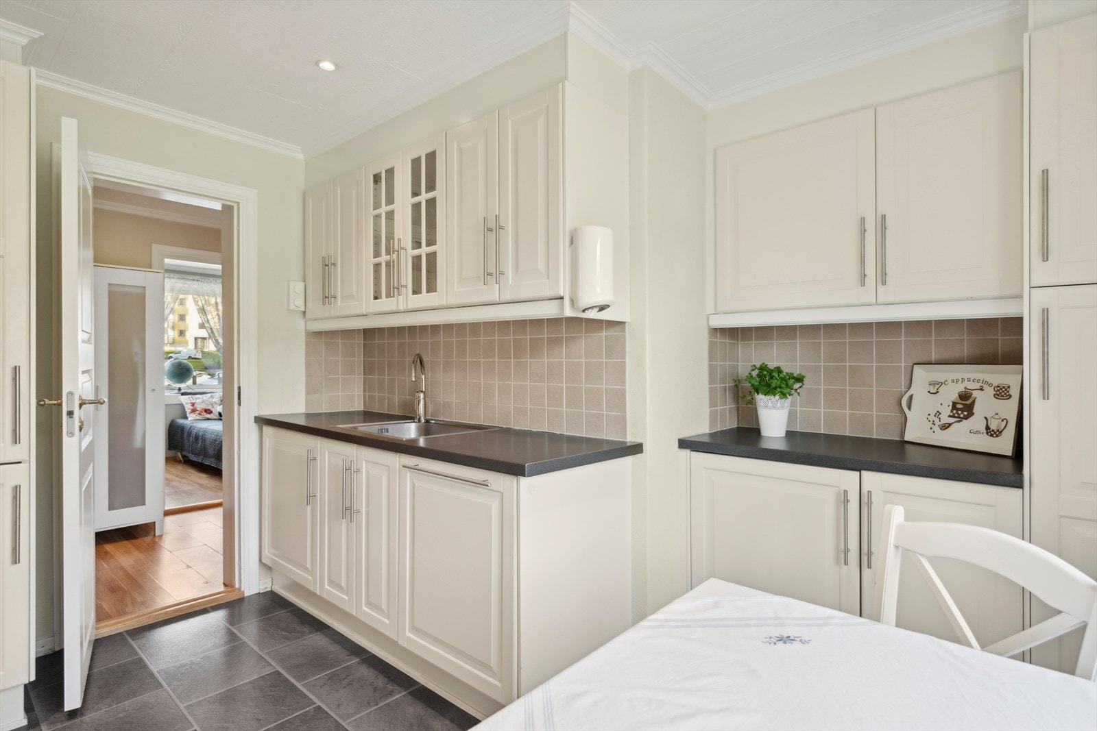 Kjøkkenets utforming gjør det mulig å ha et koselig frokostbord hvor blant annet morgenkaffen kan nytes. Waterguard er installert. Galleribilde