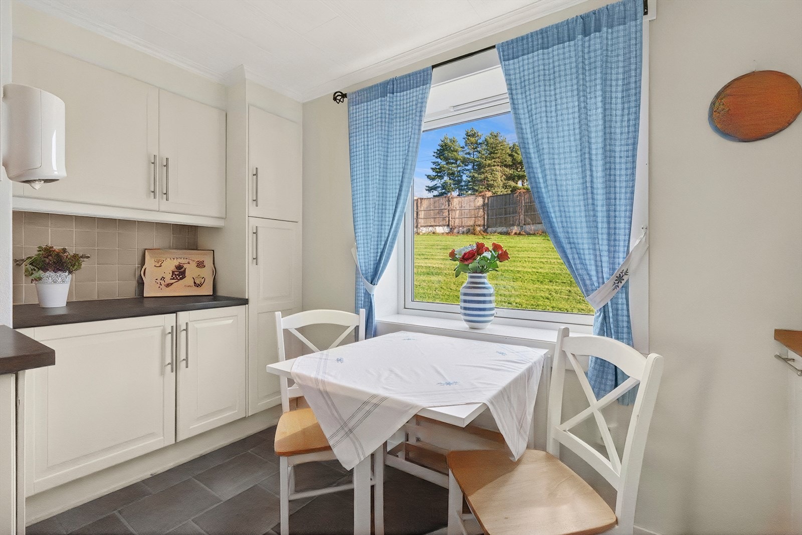 Videre er det laminat benkeplate som står i stil med gulvet og er en fin kontrast til de lyse frontene. Galleribilde