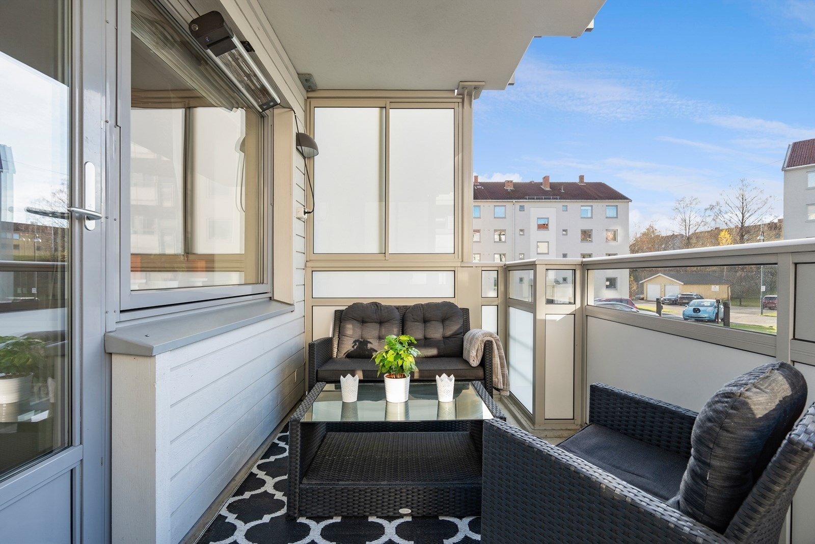 Fra stuen er det utgang til en sydvestvendt balkong på ca. 7 kvm. Varmelampe medfølger. Galleribilde