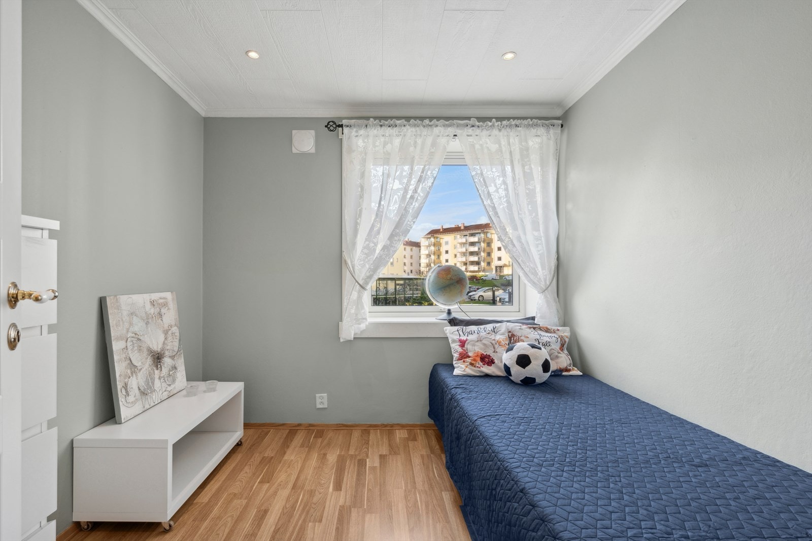 Soverom II er nymalt og passer ypperlig som barne-/gjesterom med plass til seng, sminke-/skrivebord og garderobeskap/kommode. Galleribilde