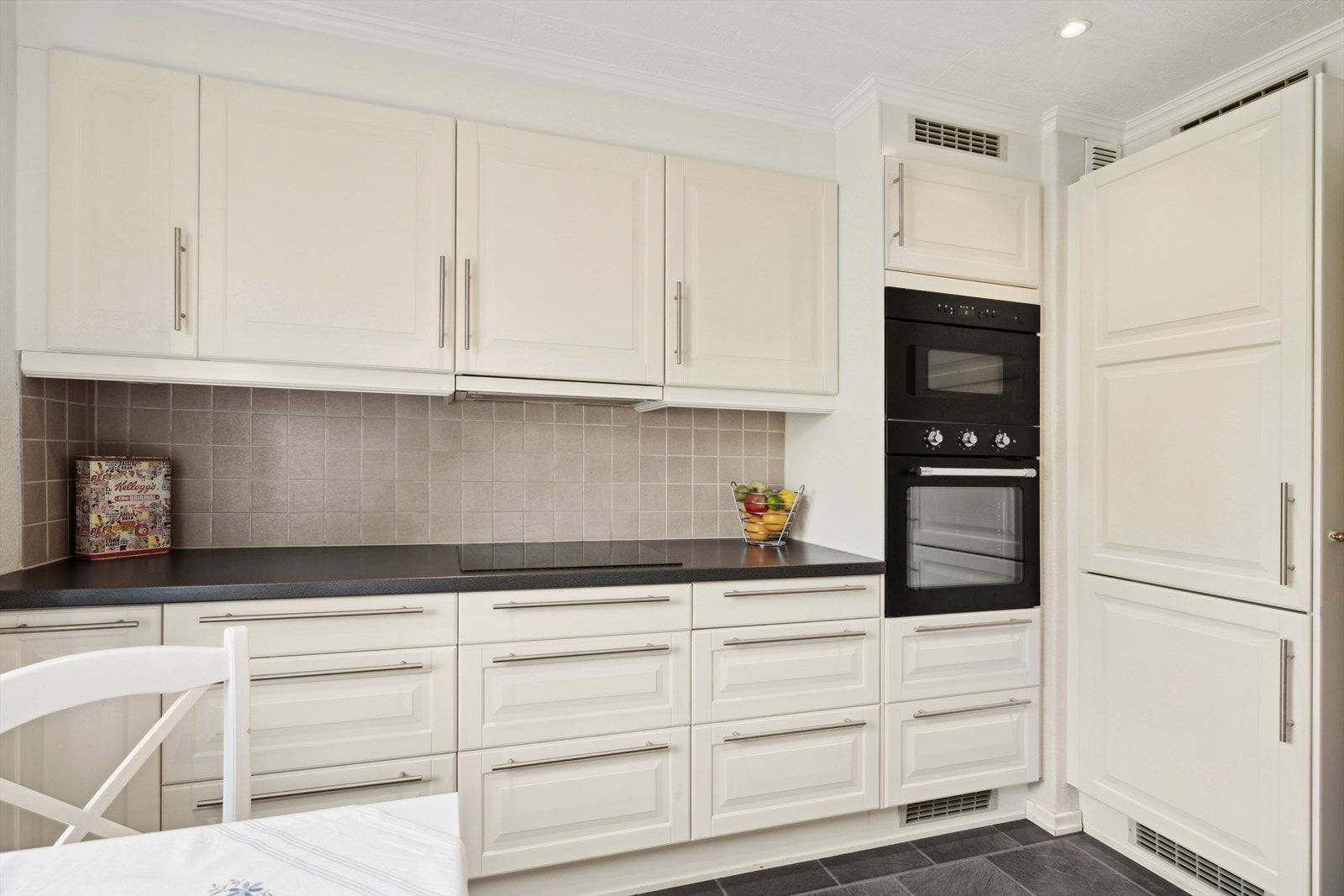 Kjøkkenet er funksjonelt og svært praktisk med mye lagringsplass. Alle hvitevarer med unntak av induksjonstopp og fryser er fra 2022. Galleribilde