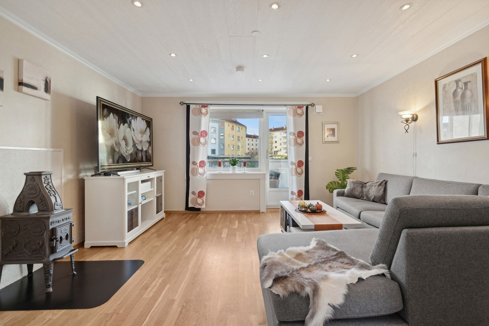 Lokalmegler Ilaf Hamad har gleden av å ønske deg velkommen til Martin Skatvedts vei 8! Galleribilde