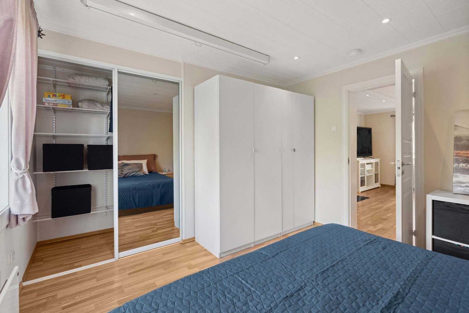 Her er det rikelig med oppbevaringsplass i garderobeløsninger. Stort lerret medfølger. Galleribilde