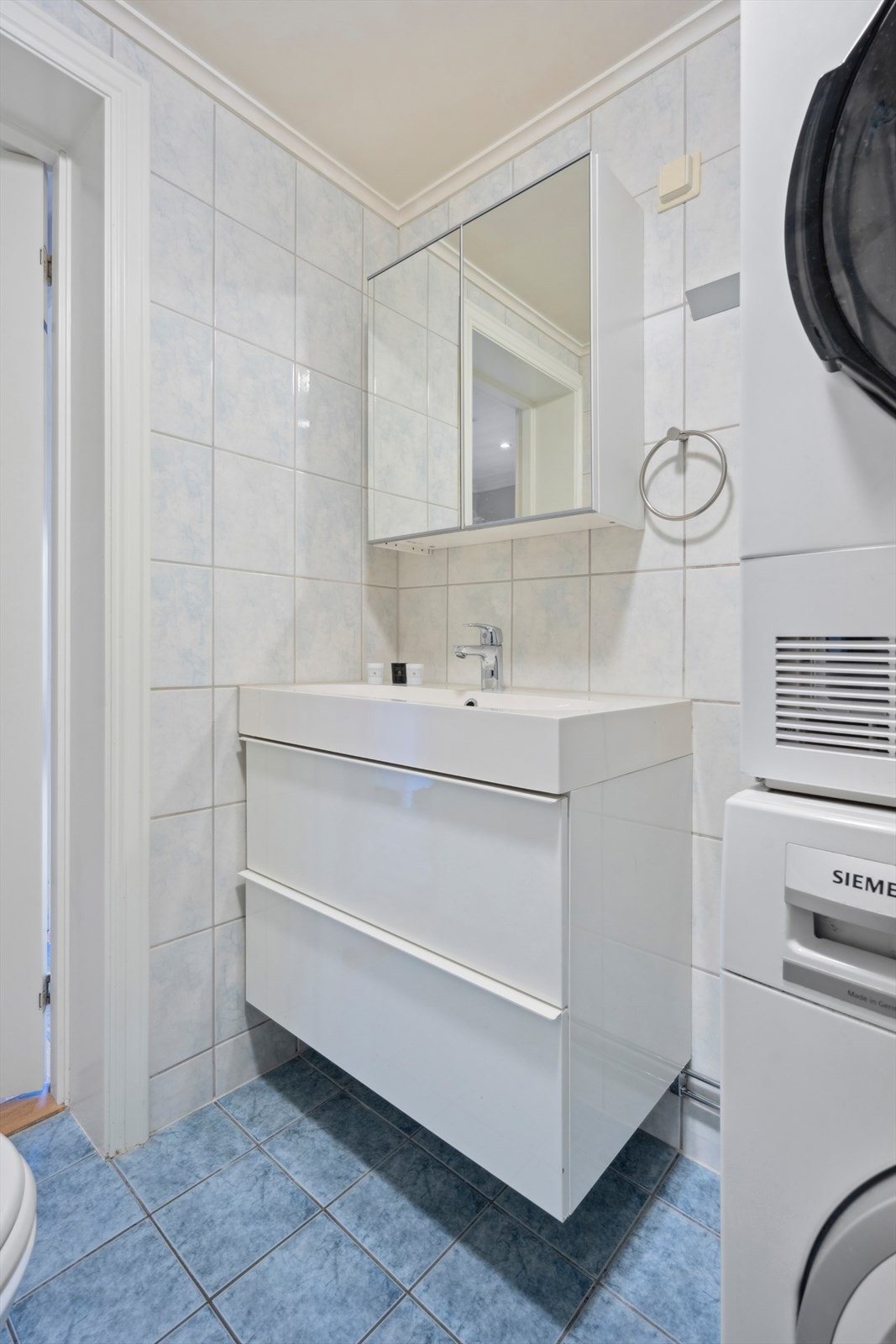 Innredningen består av servantskap og speilskap med servant under. I tillegg er det opplegg til vaskemaskin og tørketrommel. Galleribilde