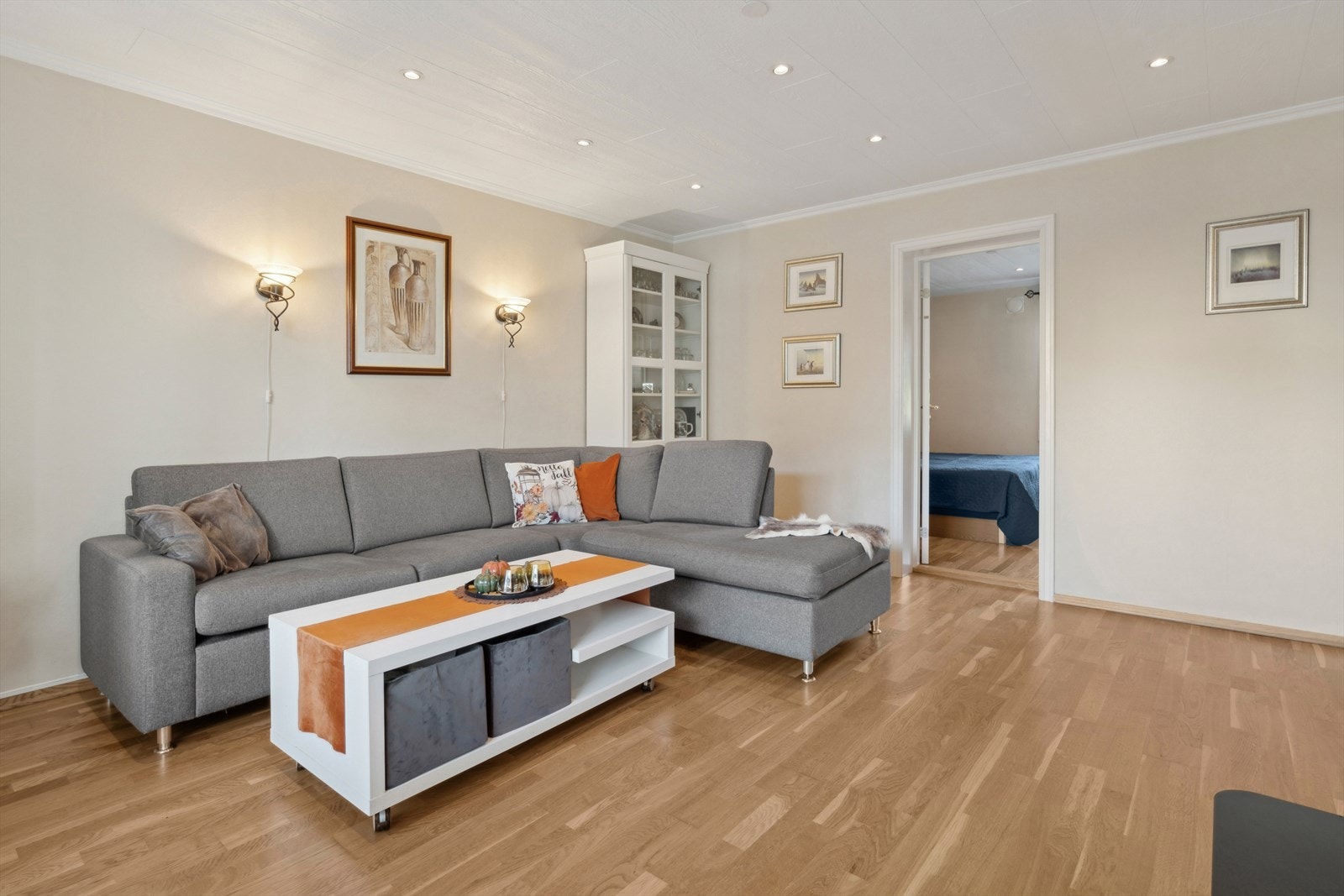 Stuen er lys og luftig, med gode møbleringsmuligheter og en behagelig romfølelse som innbyr til både avslapning og sosiale sammenkomster. Galleribilde