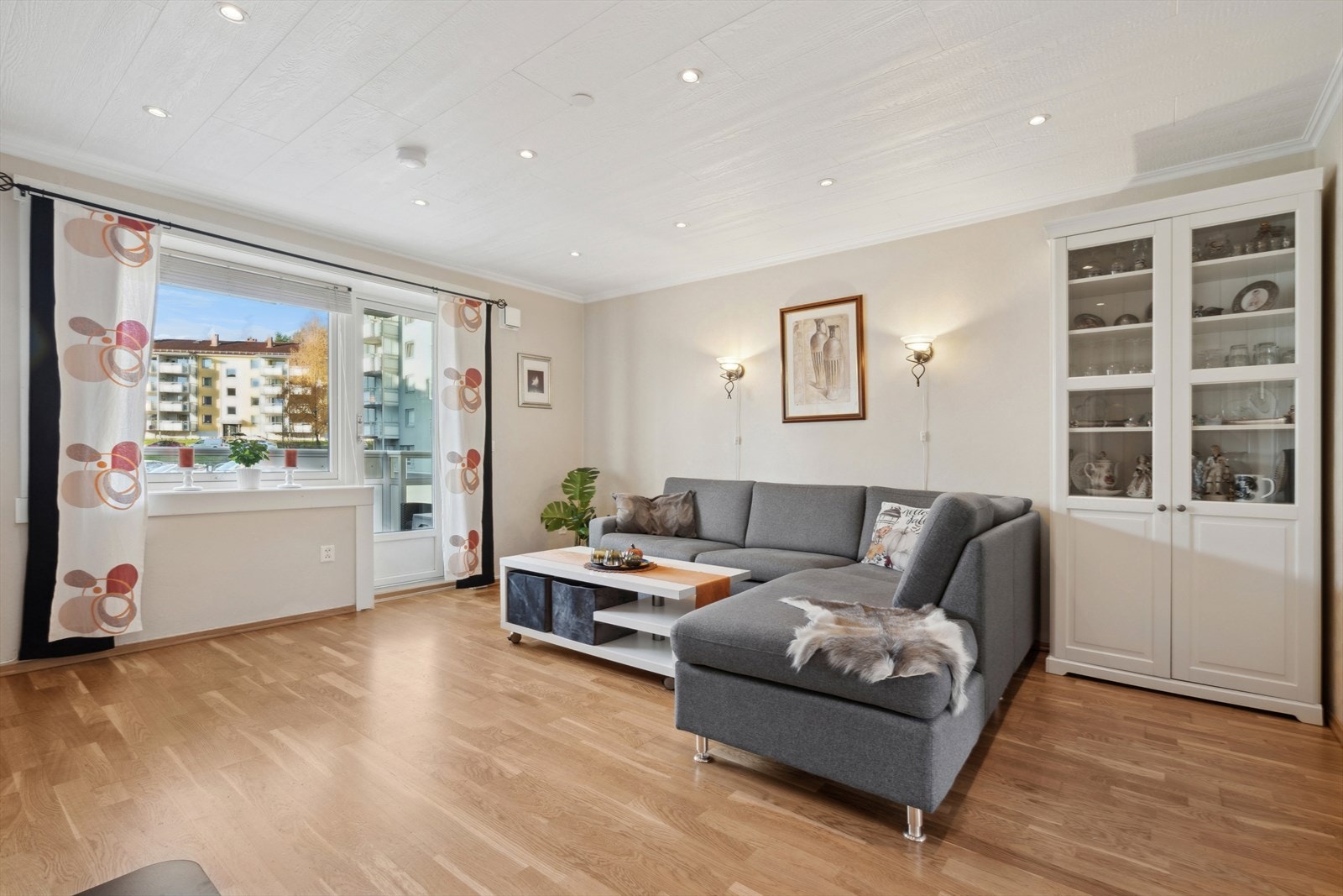 I stuen er det naturlige soner for ulike funksjoner, som en hyggelig lesekrok, en spiseplass og en komfortabel sofakrok. Galleribilde