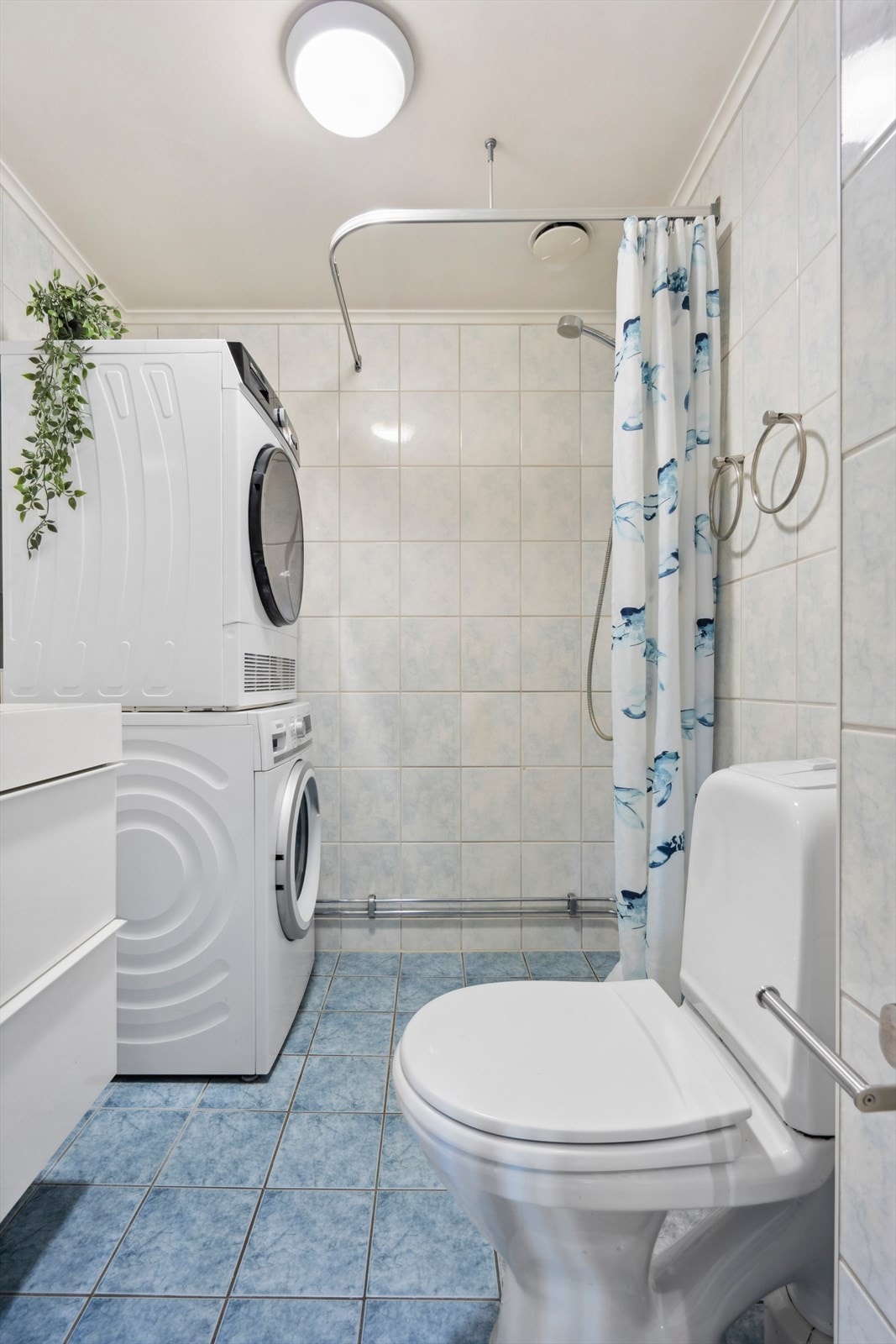 Badet er innbydende og pent, oppusset i regi av borettslaget med lyse og blå fliser. Gulvfliser med varmekabler under. Galleribilde