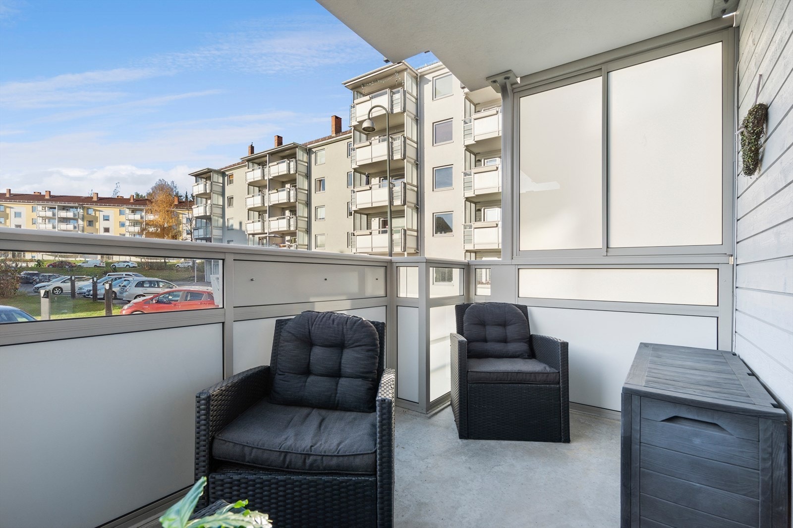 Her er det plass til en hyggelig loungegruppe hvor man kan slappe av. Med komfortable sitteplasser, puter og et lite bord, blir balkongen til et perfekt sted for å slappe av med en bok. Galleribilde