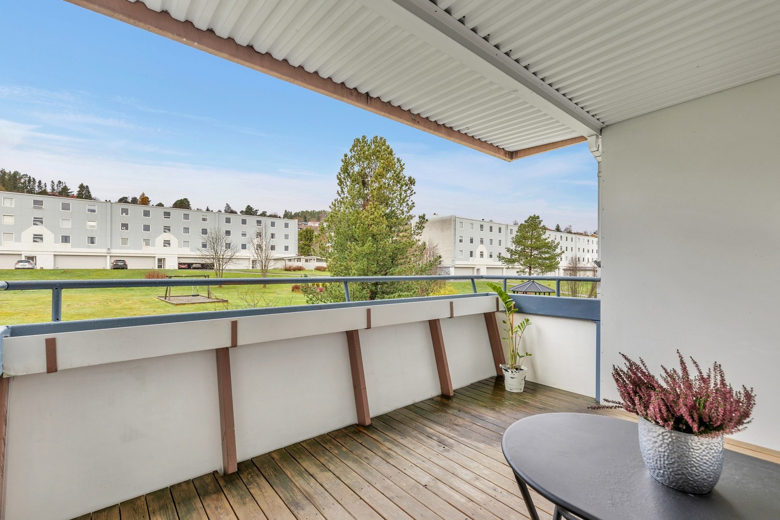 Fra stuen er det direkte utgang til en overbygd balkong på 9 kvm. Galleribilde