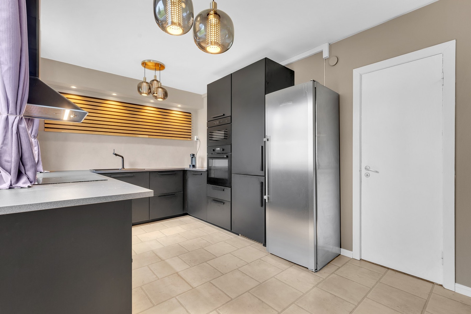 Innenfor kjøkkenet er det en praktisk bod. Galleribilde