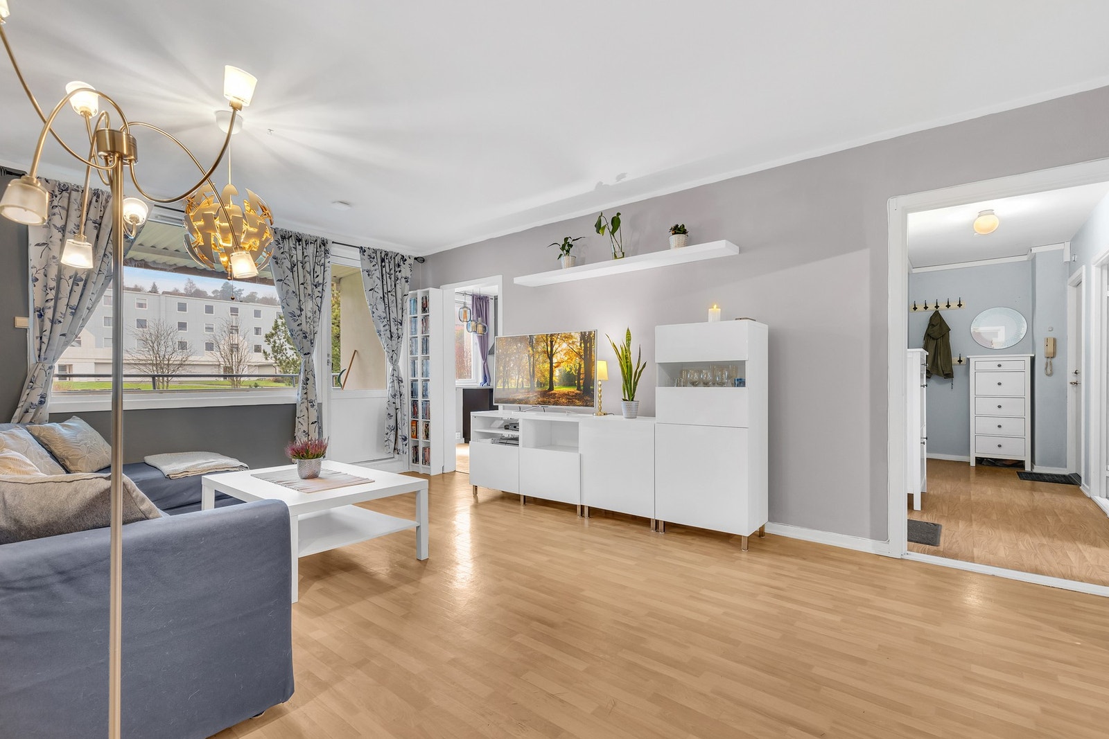 Leiligheten har en svært god planløsning med delvis åpen stue-/kjøkkenløsning, tre gode soverom og våtrom i entré. Galleribilde