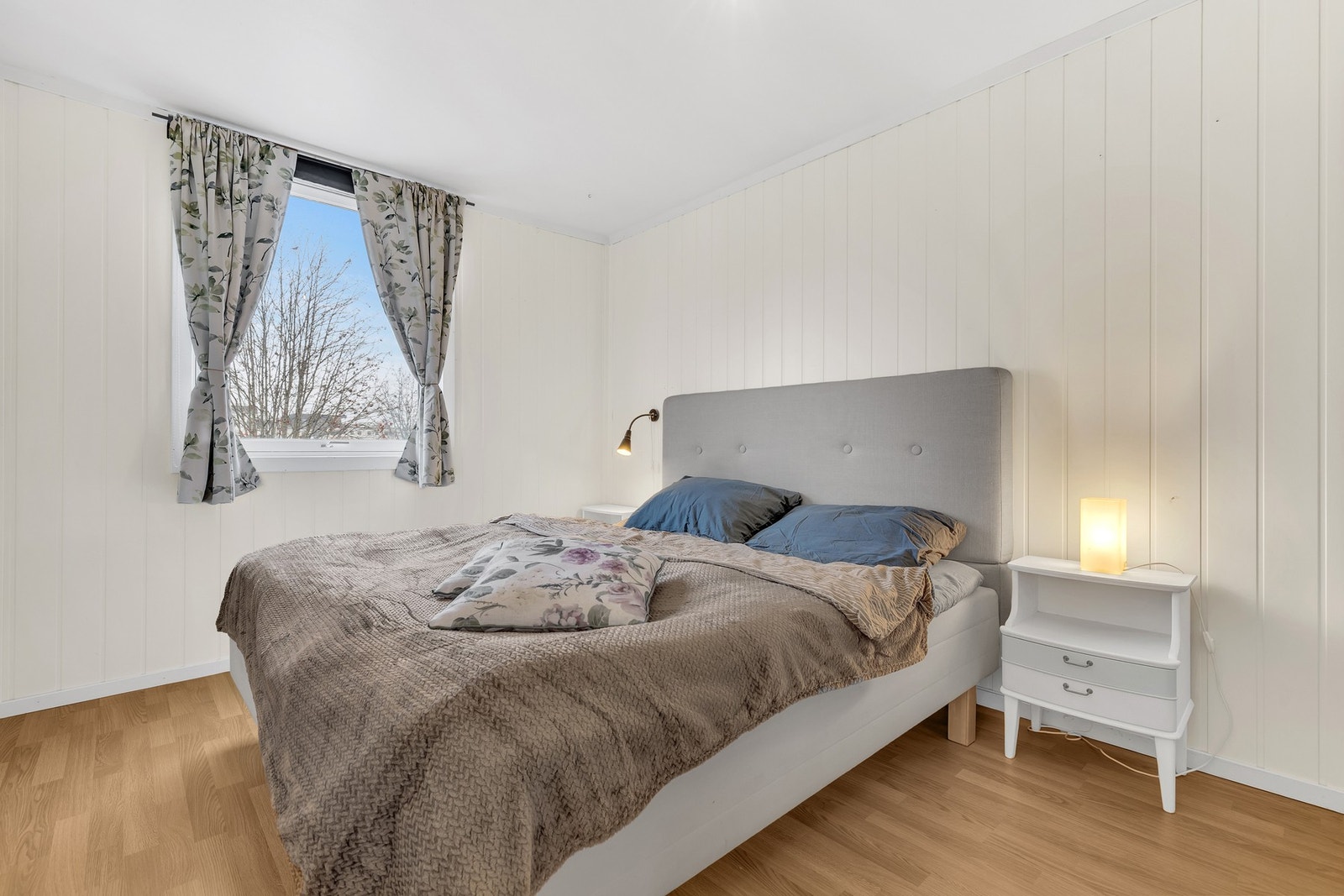 Her er det god plass til dobbeltseng og ønsket klesoppbevaring. Galleribilde