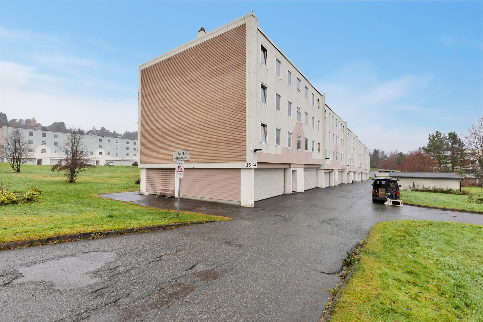 Leiligheten disponerer en garasjeplass i sokkeletasjen. Galleribilde