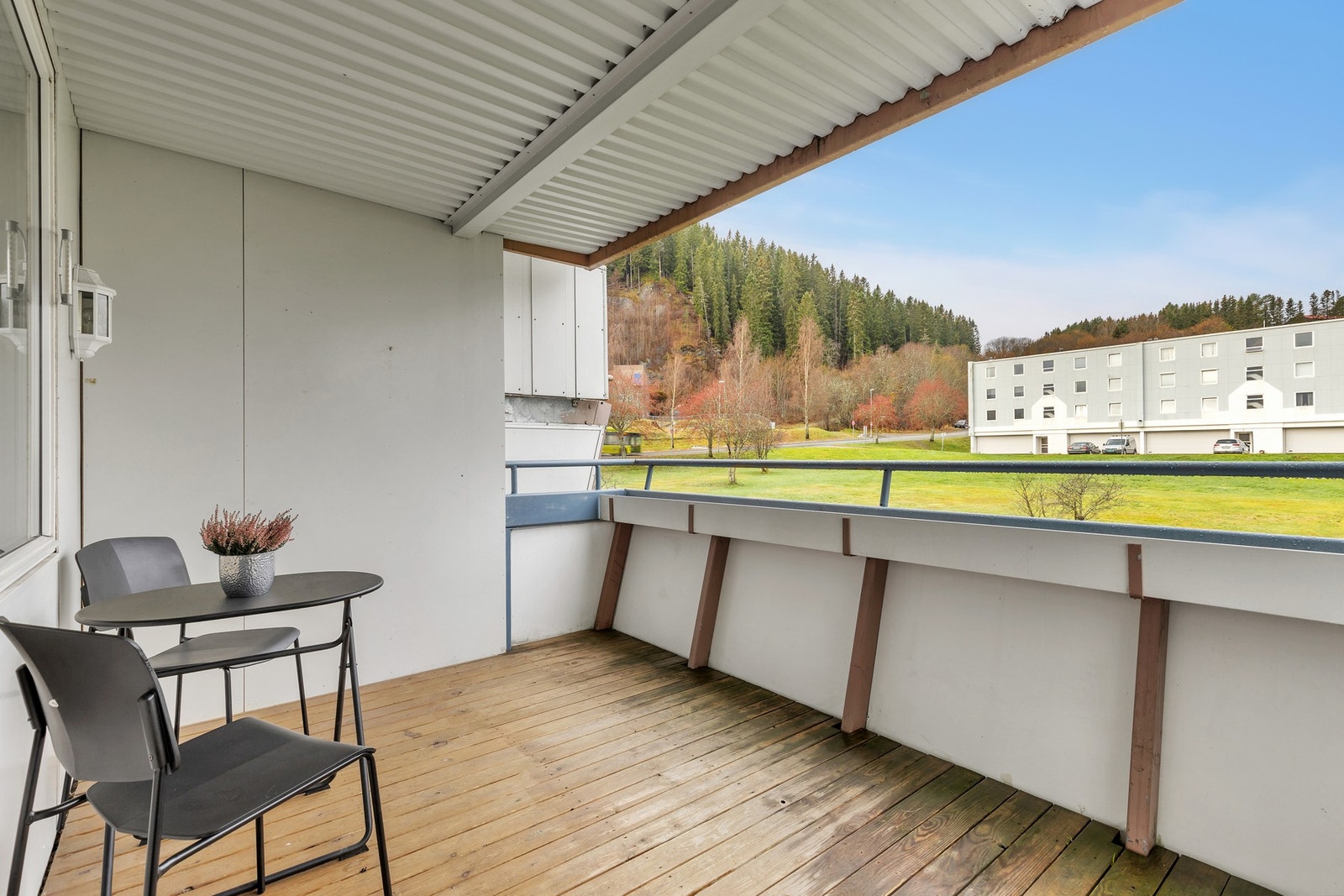 Borettslaget har store fellesareal, og den gode avstanden mellom blokkene sørger for lite innsyn. Galleribilde