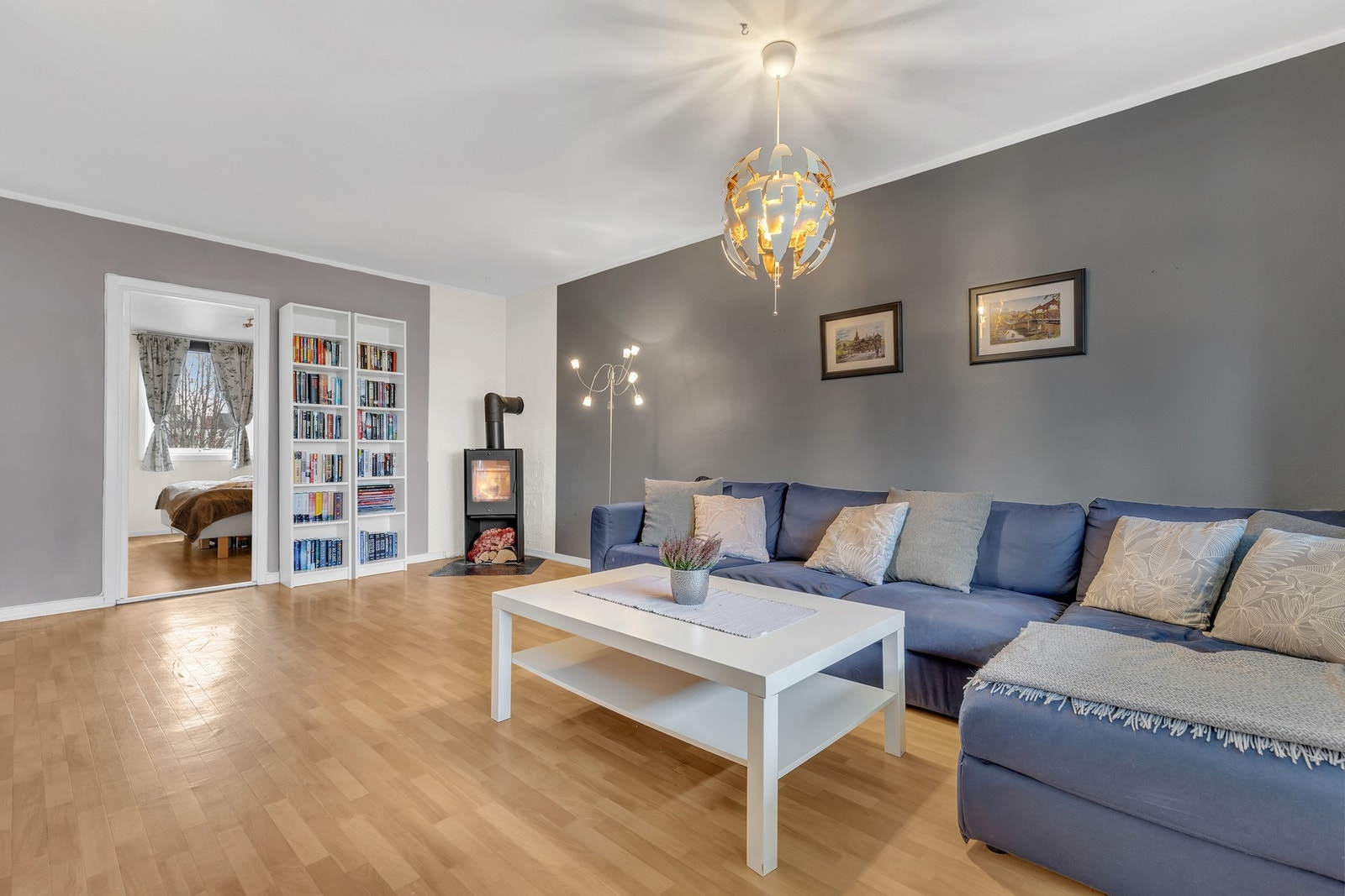 Leilighetens stue er 21 kvm med vedovn for lun varme og god stemning. Galleribilde