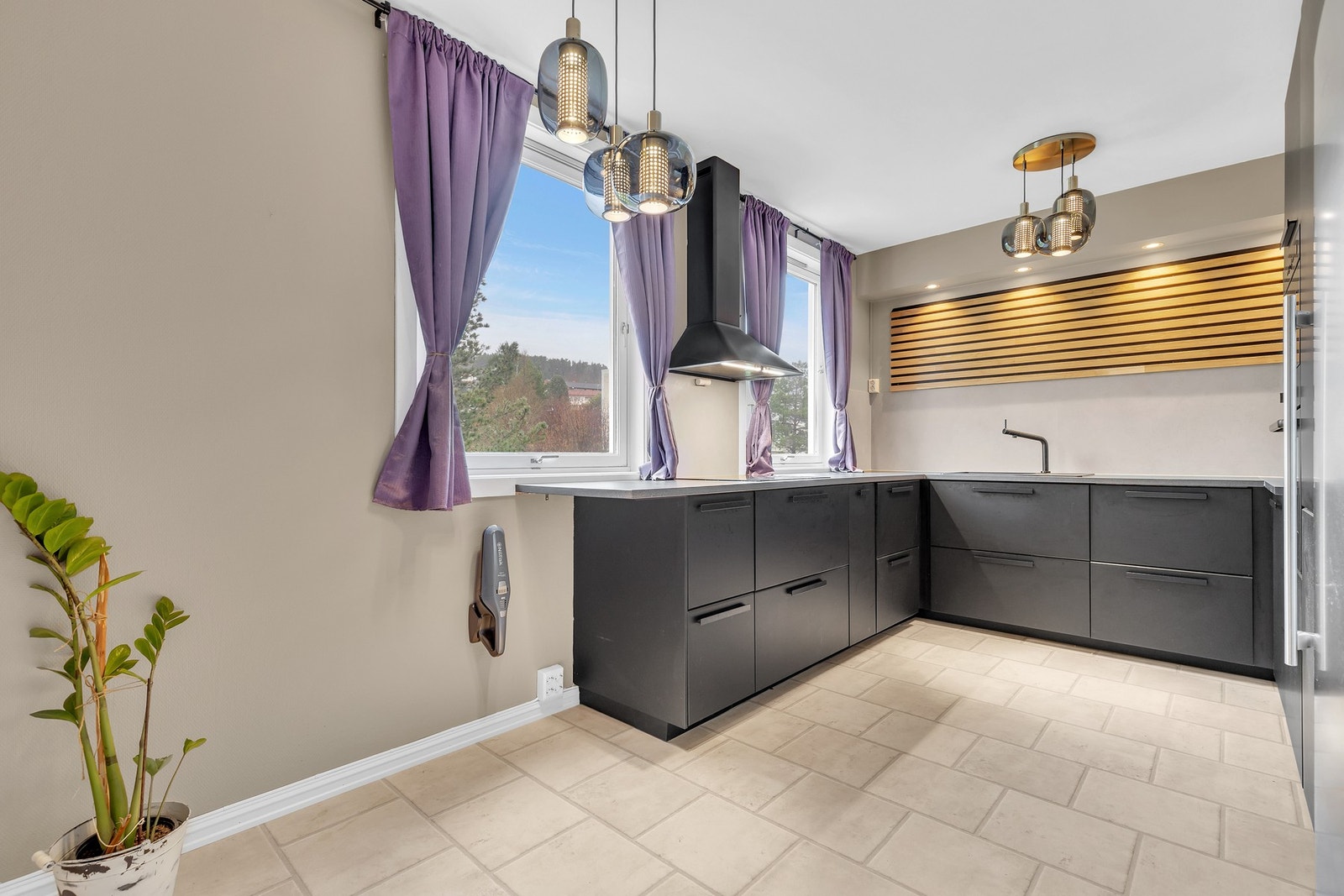 Stort og familievennlig kjøkken fra 2022 med flere utformingsmuligheter. Galleribilde