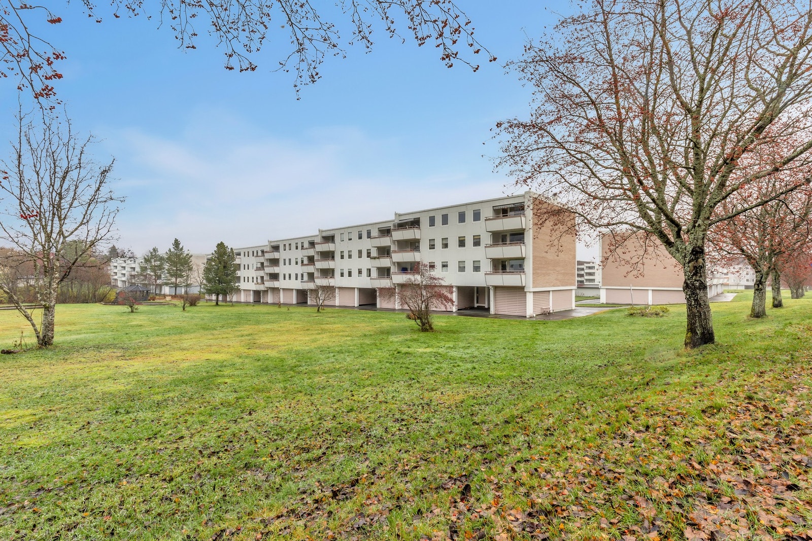 I Øvre Havstad borettslag er det store grøntareal, og her bor du svært sentralt og barnevennlig med gangavstand til flere dagligvarebutikker, skole og barnehage, kollektiv og Bymarka. Galleribilde