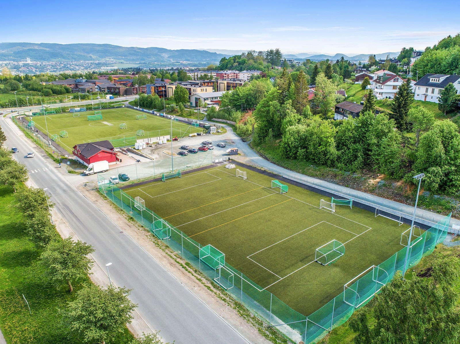 Astorbanen og Havstad sykkelpark ligger rett over veien for leiligheten. Fra Havstad går det også skiløype direkte til opp til Bymarka. Galleribilde