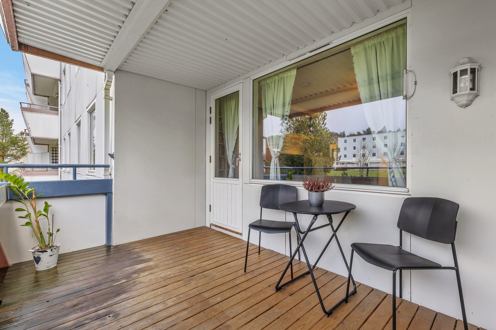 På balkongen er det plass til både sittegruppe og grill. Galleribilde