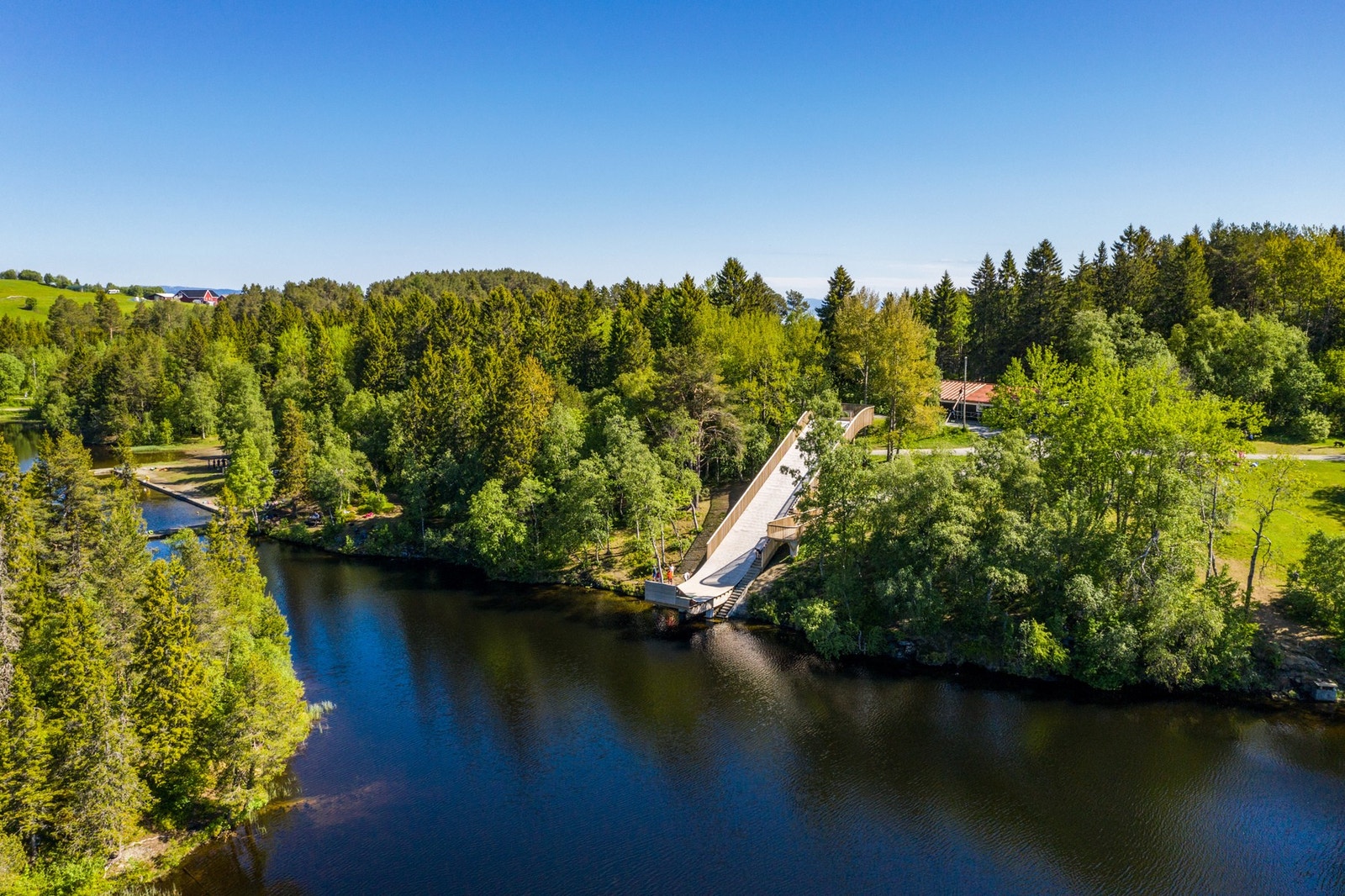 Umiddelbar nærhet til Kyvannet med tursti, bading og skøytebane. Galleribilde