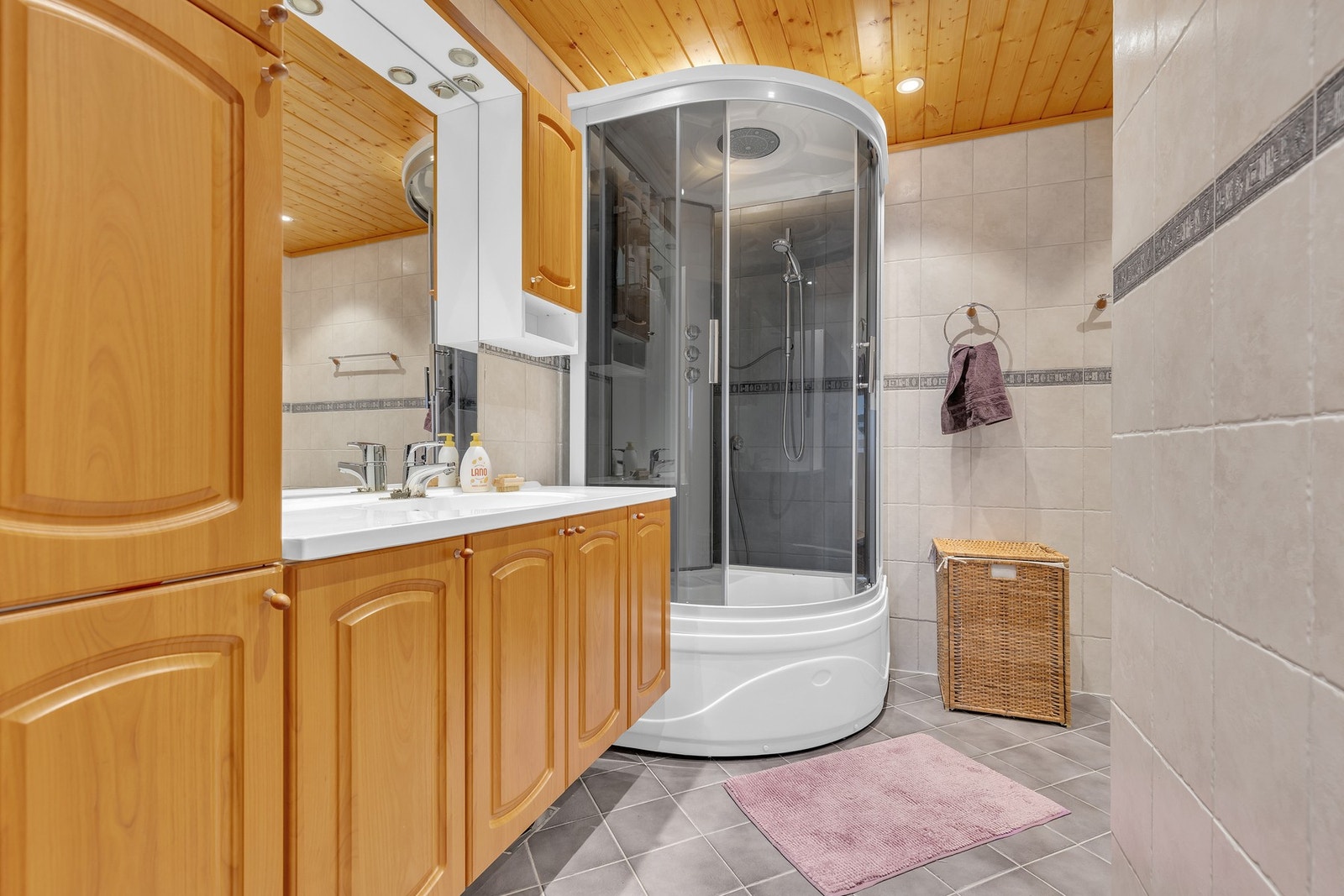 Flislagt bad med varmekabler i gulvet og downlights i himling. Galleribilde