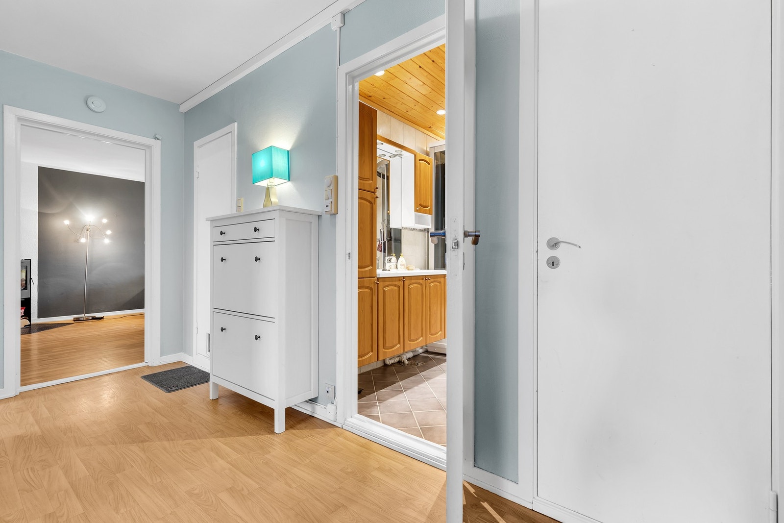 Det er god plass til oppbevaring i to boder i byggets kjelleretasje. Galleribilde