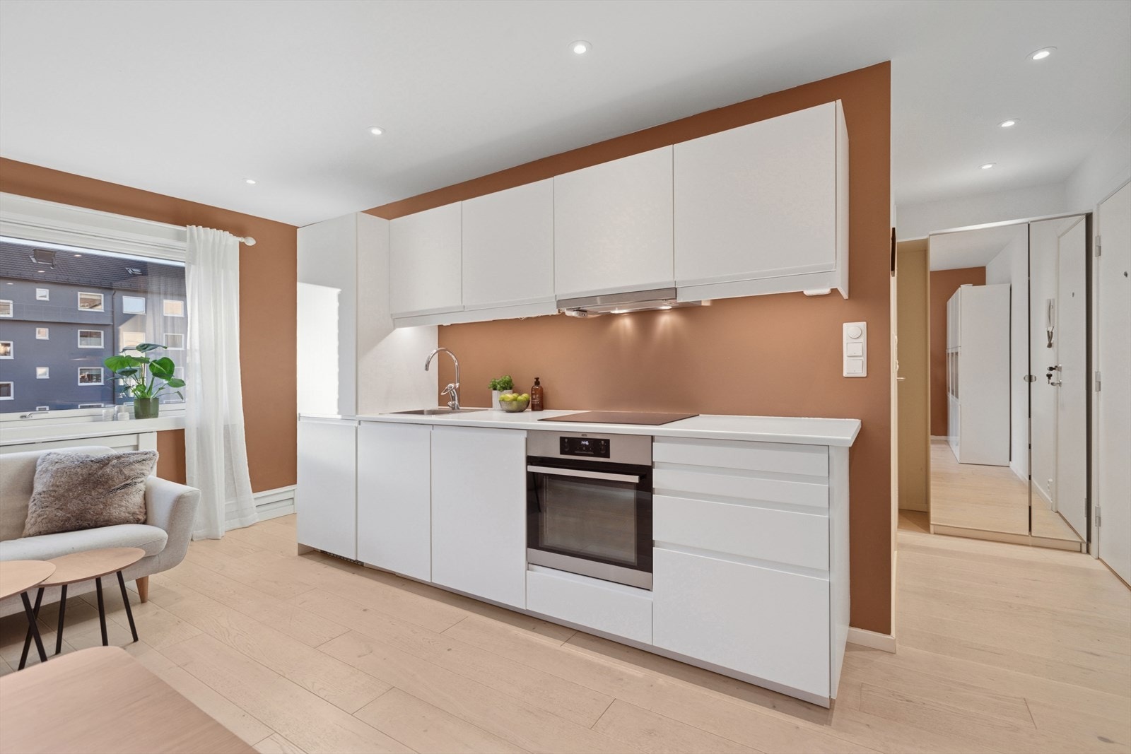 Flott kjøkkeninnredning med slette fronter og benkeplate av laminat. Galleribilde