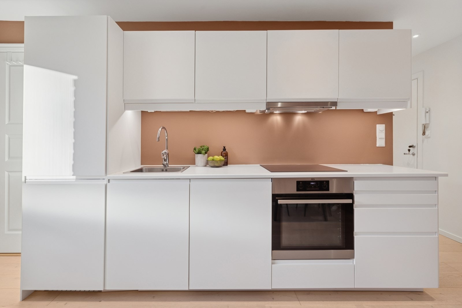 Praktisk kjøkken med alt man trenger i hverdagen. Integrerte hvitevarer. Galleribilde