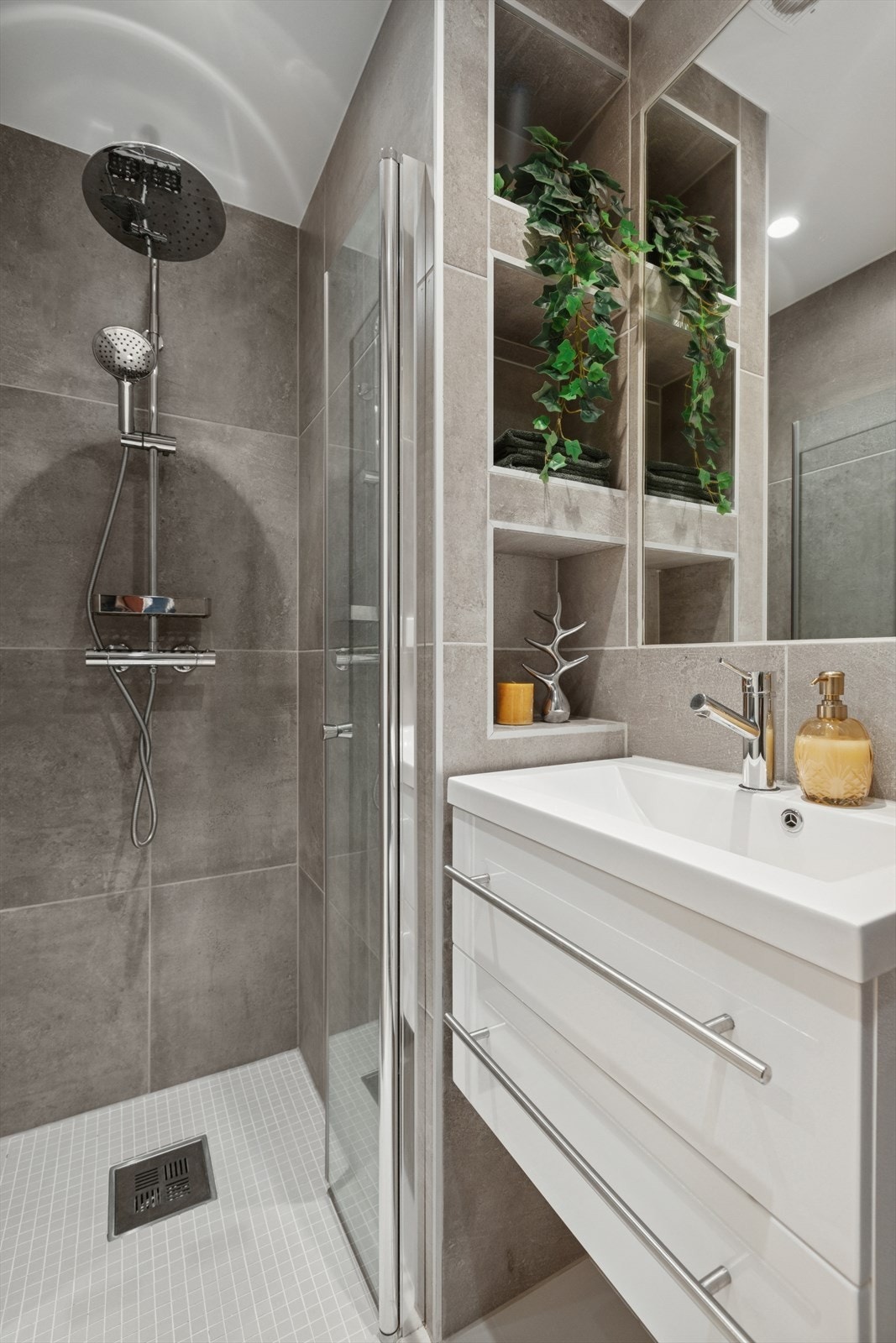 Regnfalldusj. Galleribilde