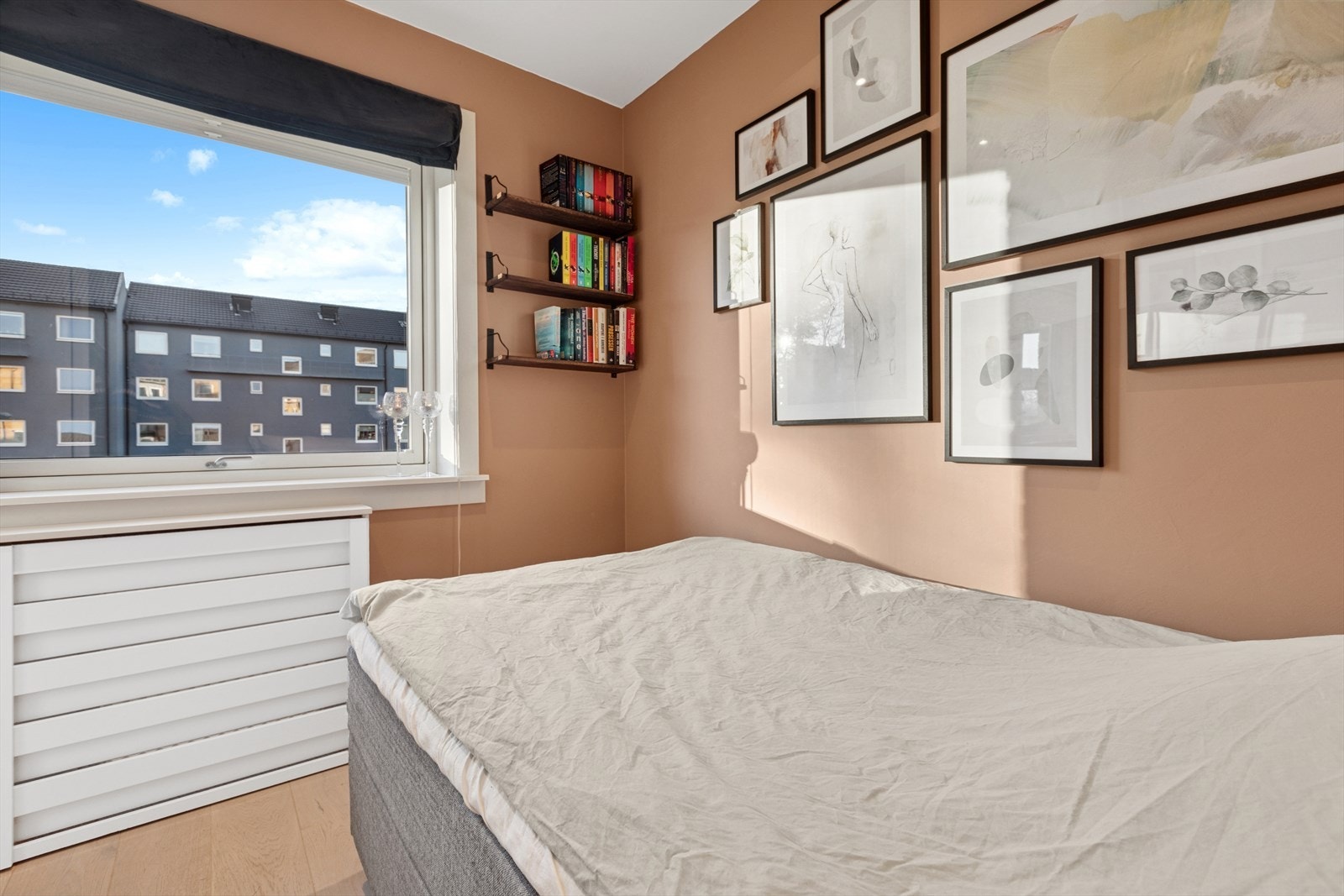 Soverommet var tidligere et kjøkken til det helt ble innredet som soverom, og kjøkken flyttet ut i stuen. Galleribilde