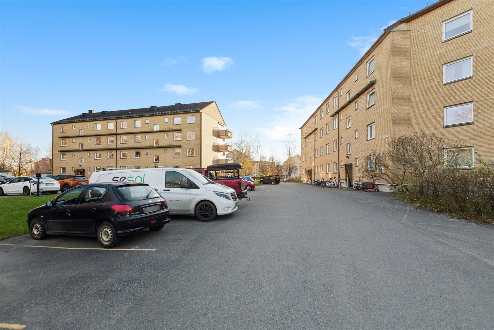 Leiligheten disponerer en utvendig parkeringsplass. Det disponeres i tillegg en kjellerbod og en loftsbod. Galleribilde