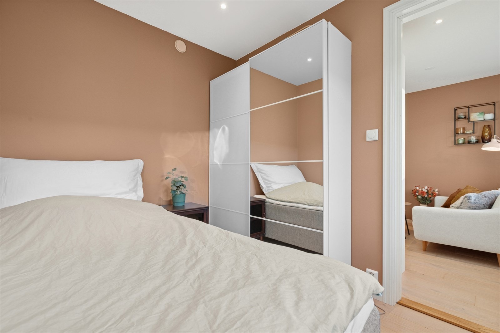 Soverommet er malt i lune fargetoner og har plass til dobbeltseng og garderobeskap. Galleribilde