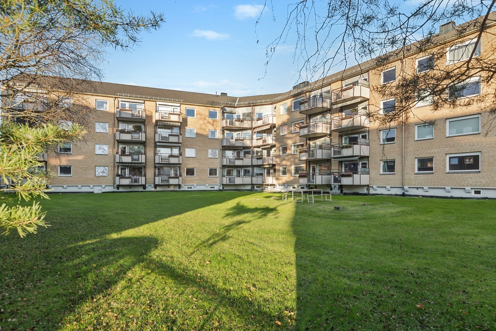 Det er svært lave felleskostnader på litt over 2700kr/mnd - fyring inkl. i felleskostnadene. Det er koselige fellesområder og kort vei til alt. Galleribilde