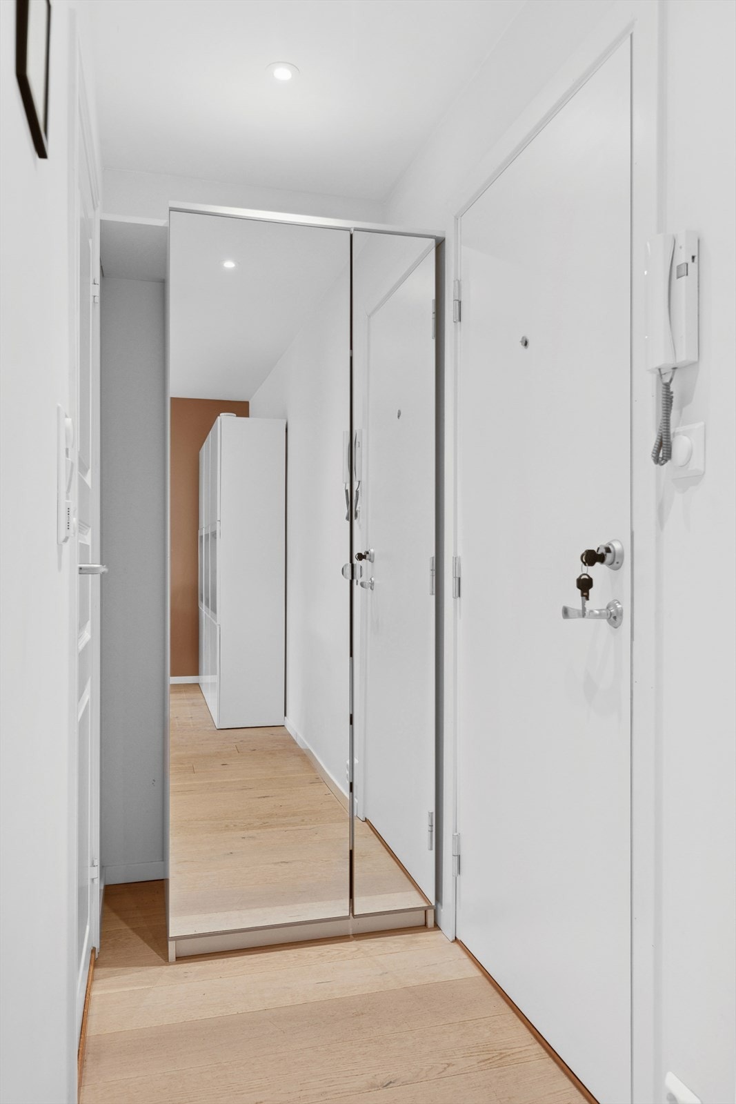 Innbydende inngangsparti med plass til garderobeskap. Galleribilde